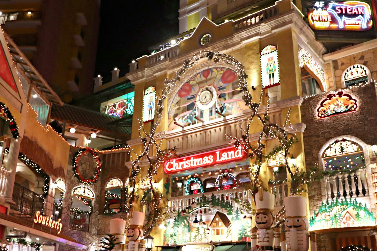 Buntes Gebäude mit Weihnachtsdekorationen und Schildern