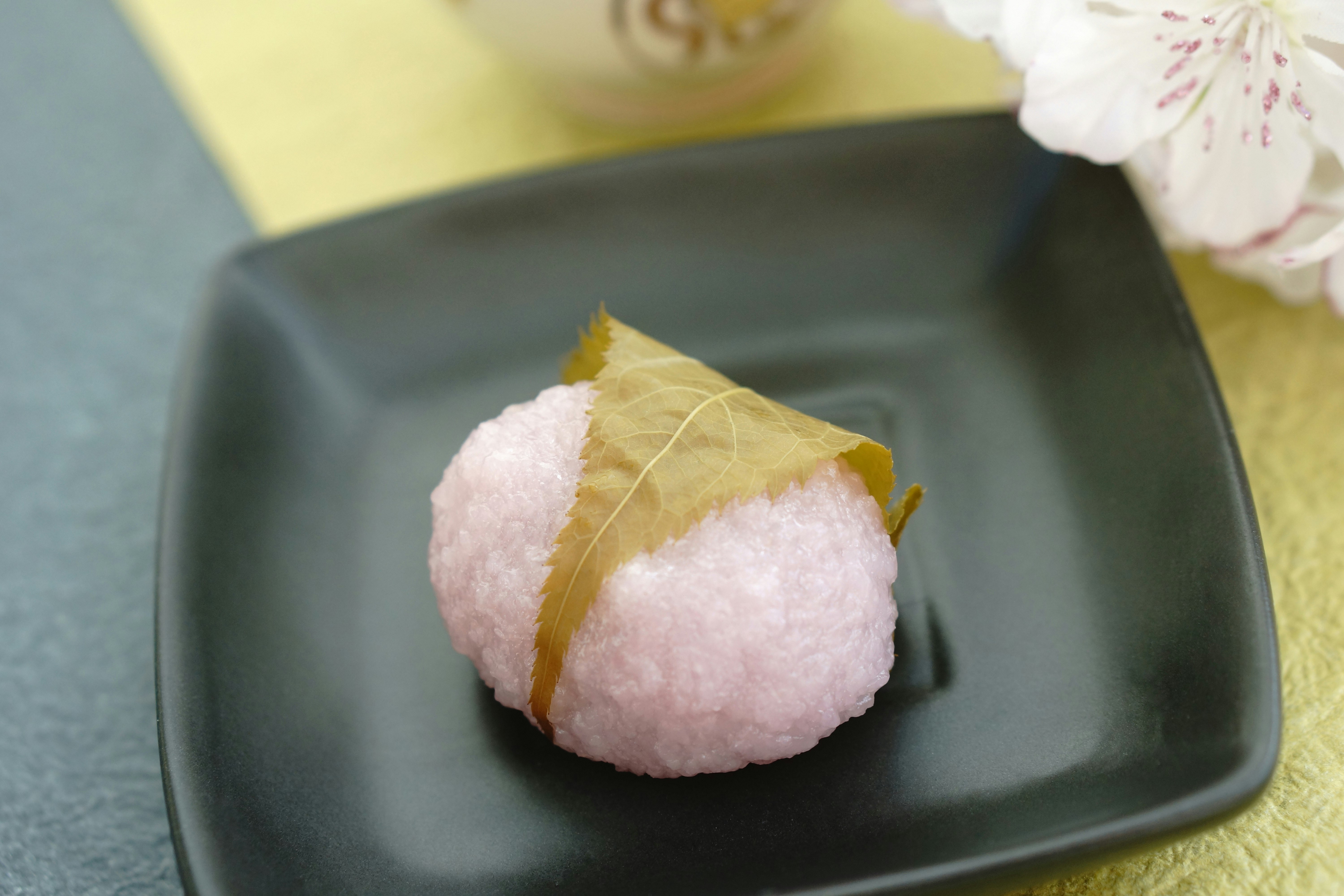 抹茶色の皿にのった和菓子の団子