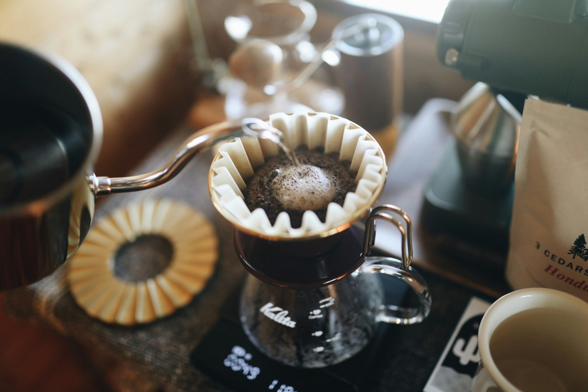 caffè in preparazione con un filtro a cono