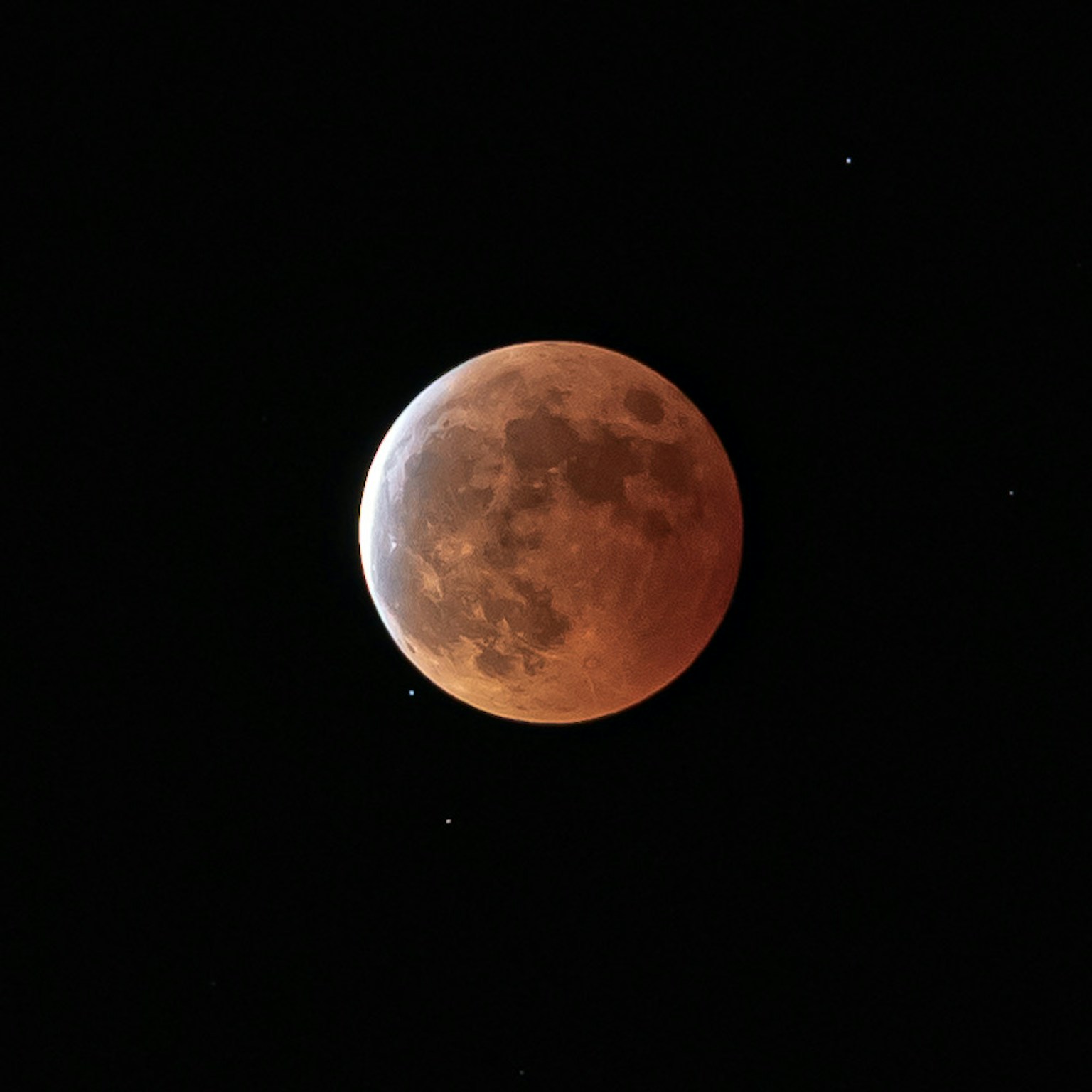 Luna roja con estrellas en el cielo nocturno