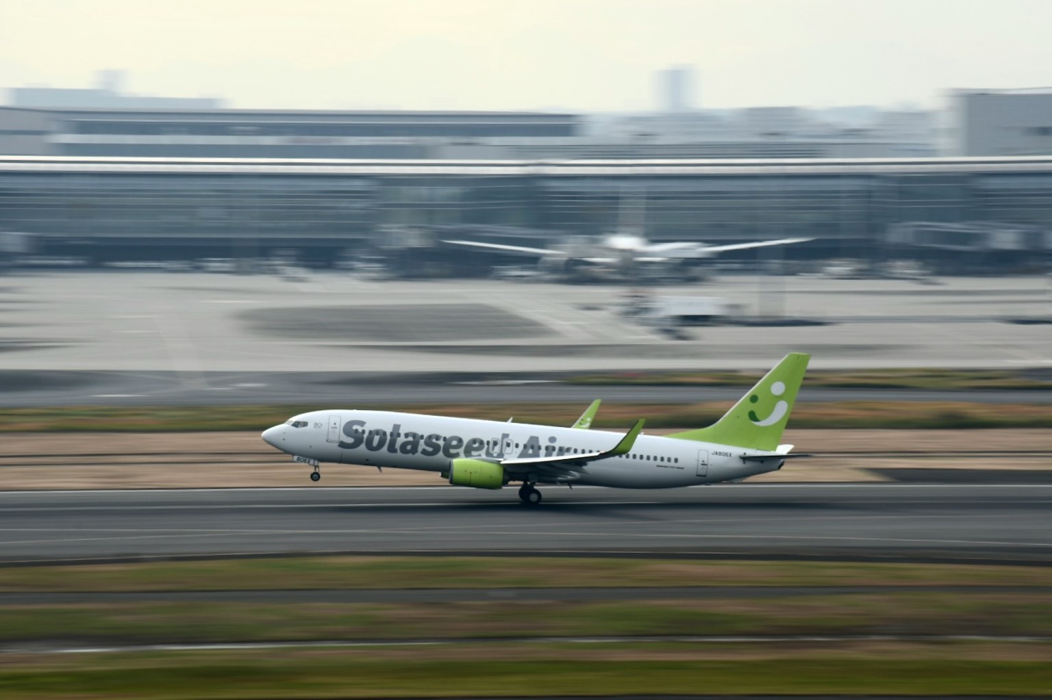 Pesawat Solasend Air yang sedang taksi di landasan