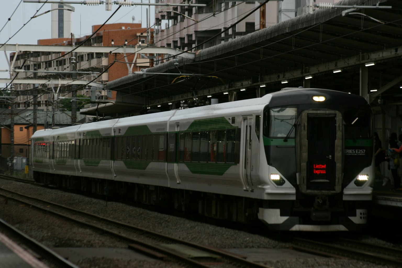 Un treno moderno dal design elegante fermo in una stazione