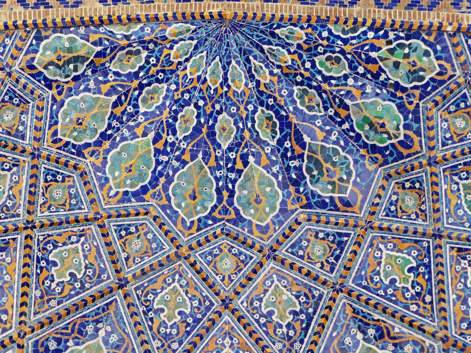 Magnifique décoration en carreaux avec des motifs bleus et verts