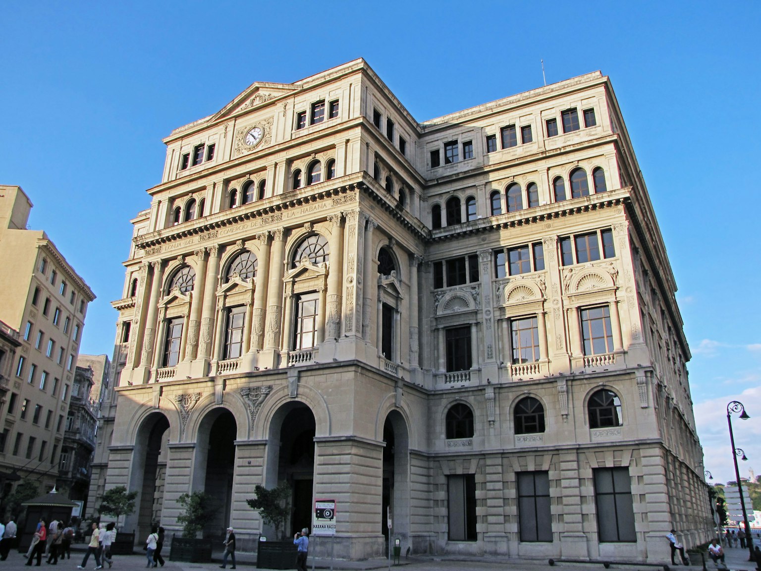 Bella facciata di un edificio architettonico classico catturata sotto un cielo blu chiaro