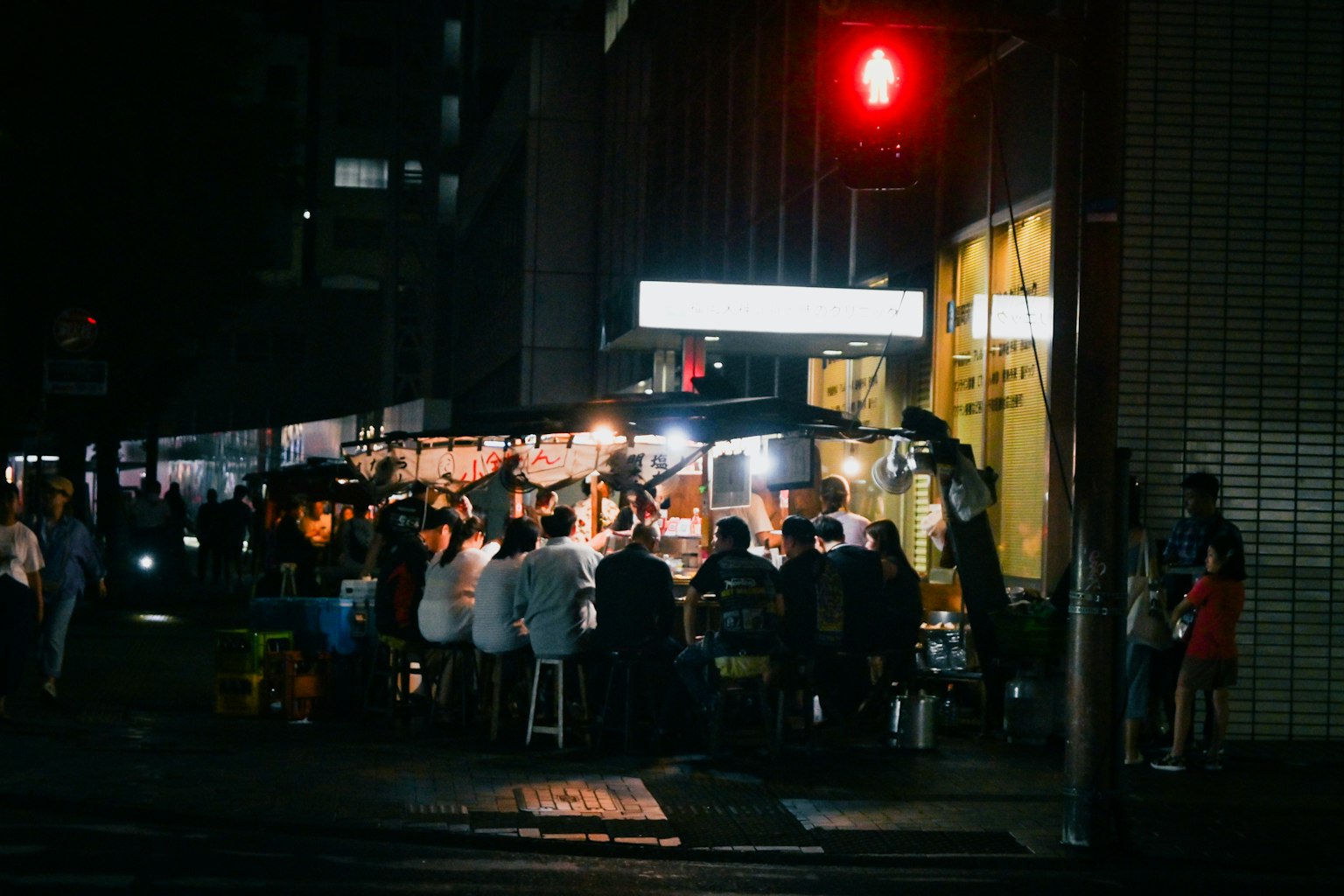 夜晚街头美食市场的人群和红灯