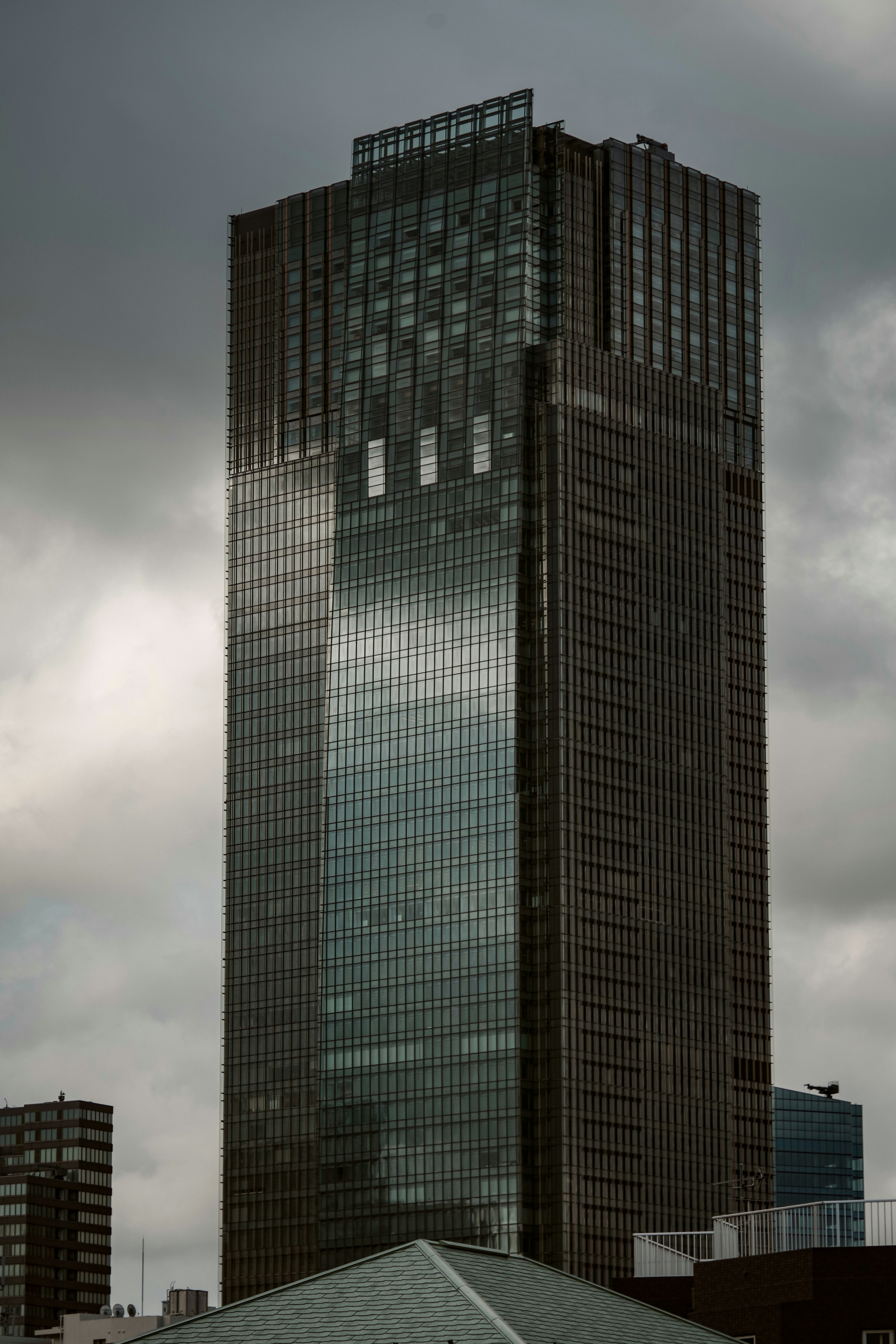 陰雲下聳立的高樓外立面