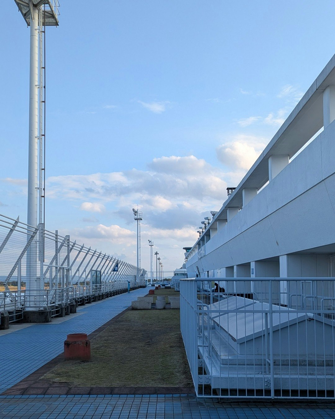 展望デッキから見た鹿児島空港の青空と雲