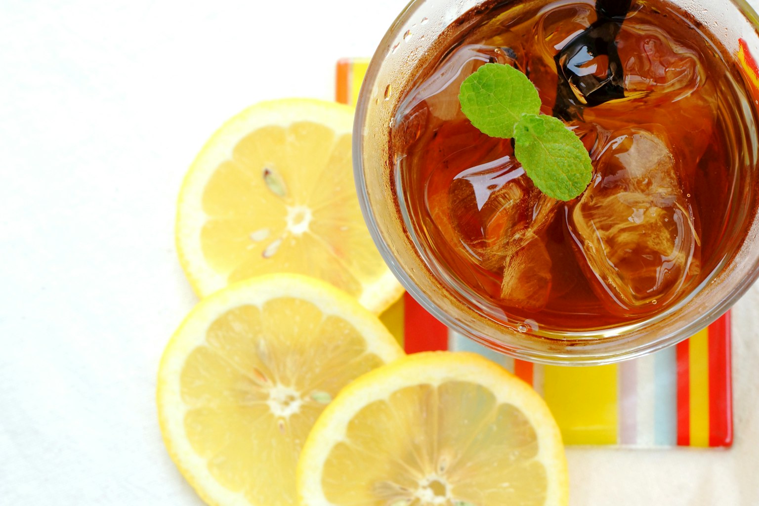 Tè freddo con fette di limone e foglie di menta