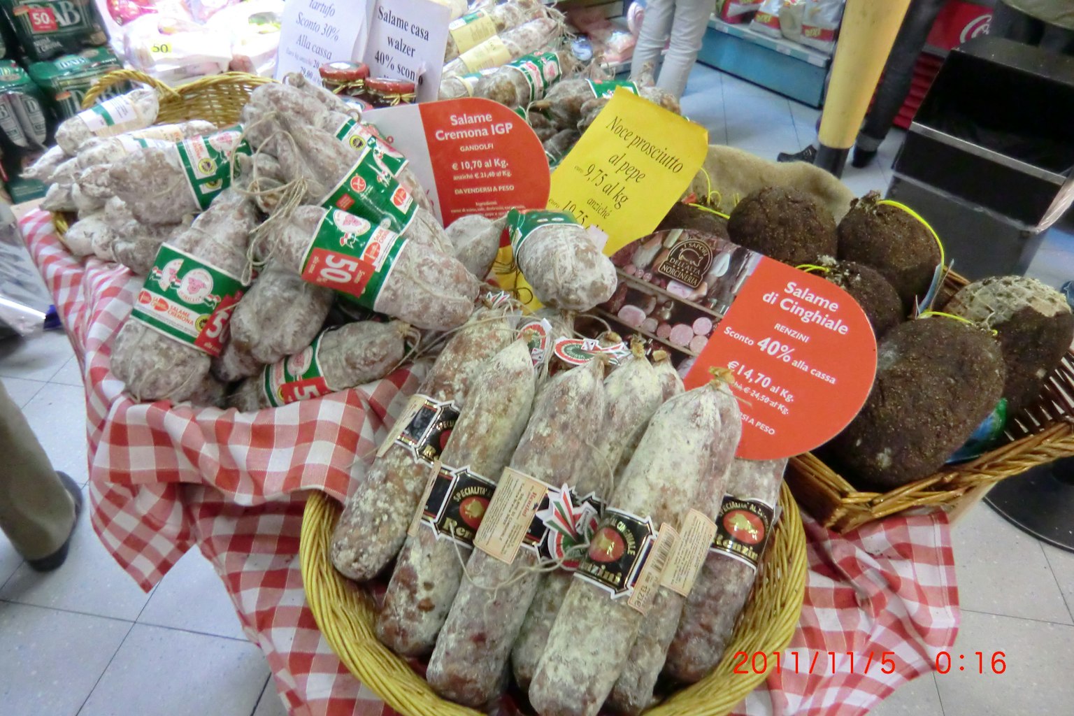Körbe mit verschiedenen Salami und Käse auf einem Markt