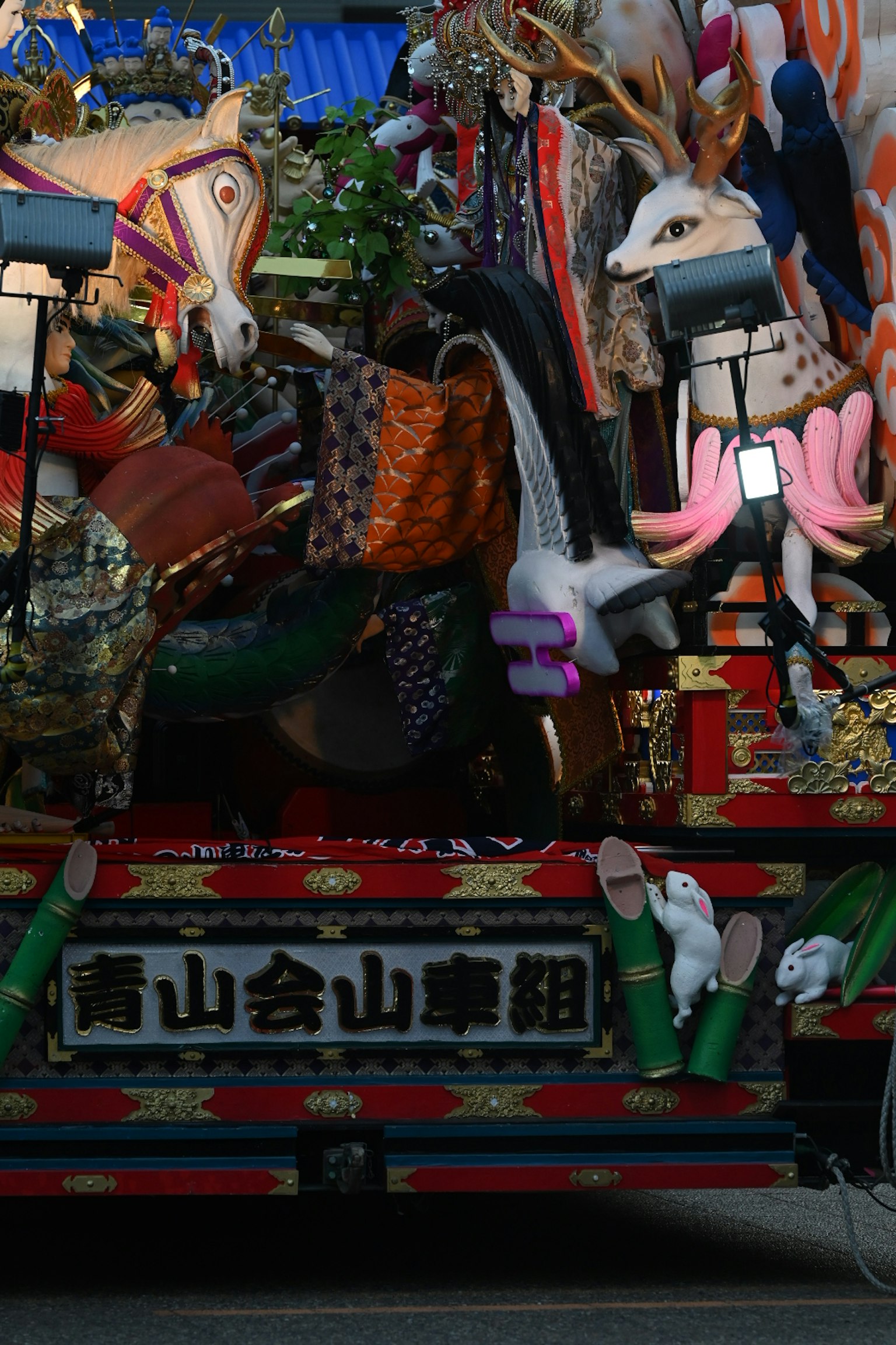 การตกแต่งหลากสีและรูปปั้นสัตว์ที่ซ้อนกันอยู่ด้านหลังรถบรรทุก