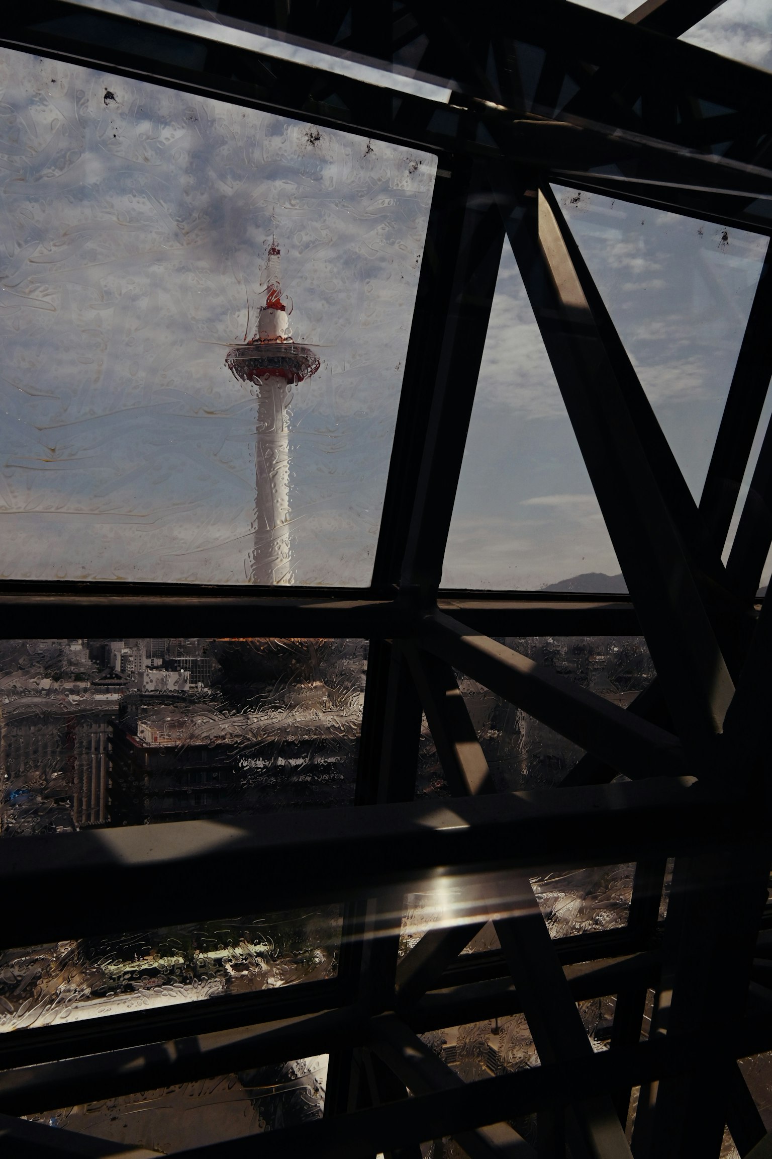 Vista de la Torre de Kioto desde el interior de un edificio moderno