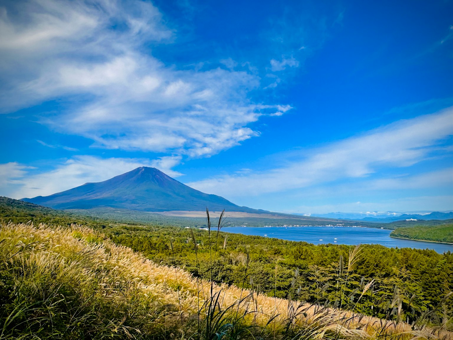 Bellissimo paesaggio con il monte Fuji e un lago sotto un cielo blu