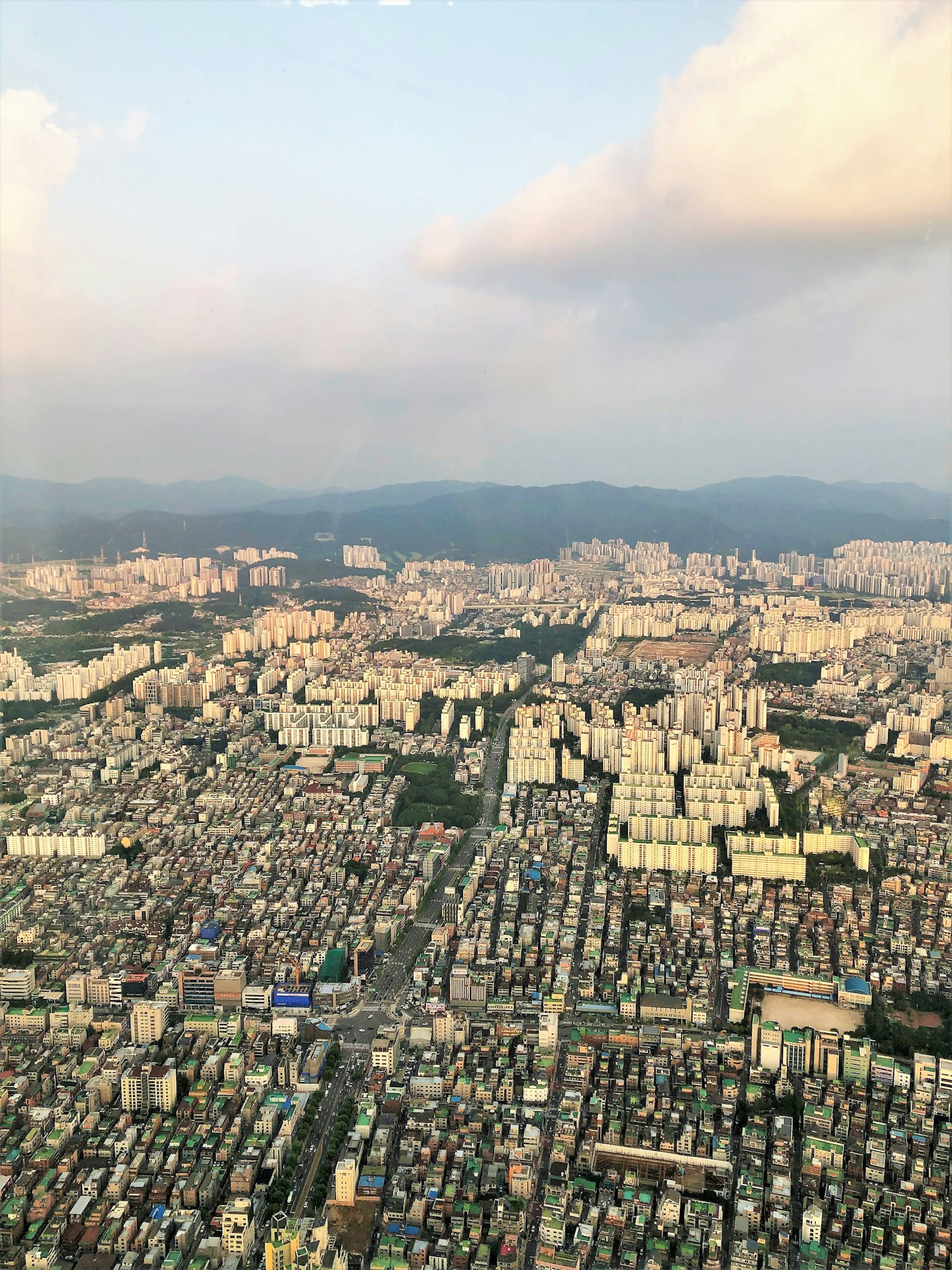 Vista aérea de un área urbana densamente poblada con rascacielos