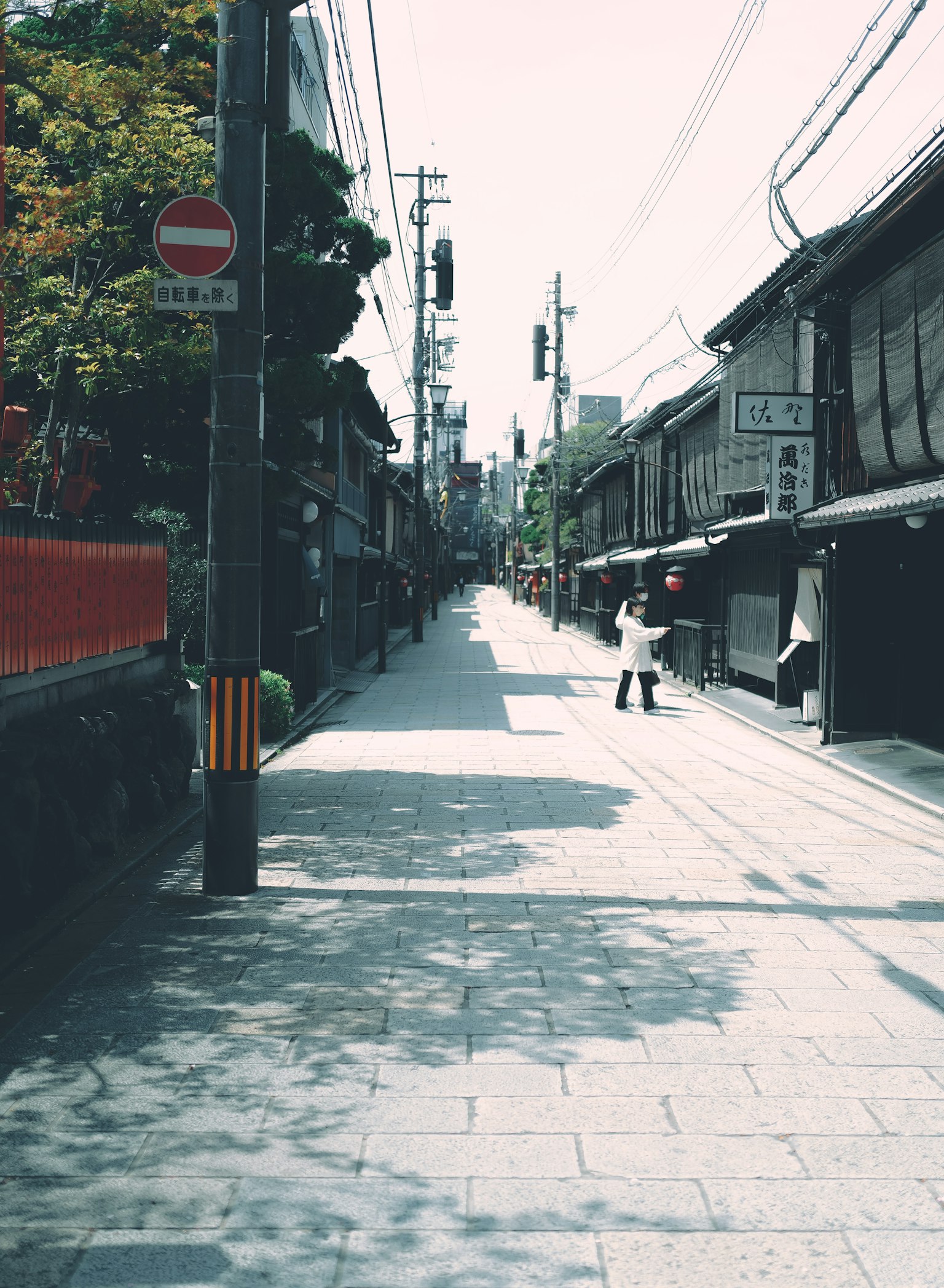 安静的街道场景，传统建筑和阴影