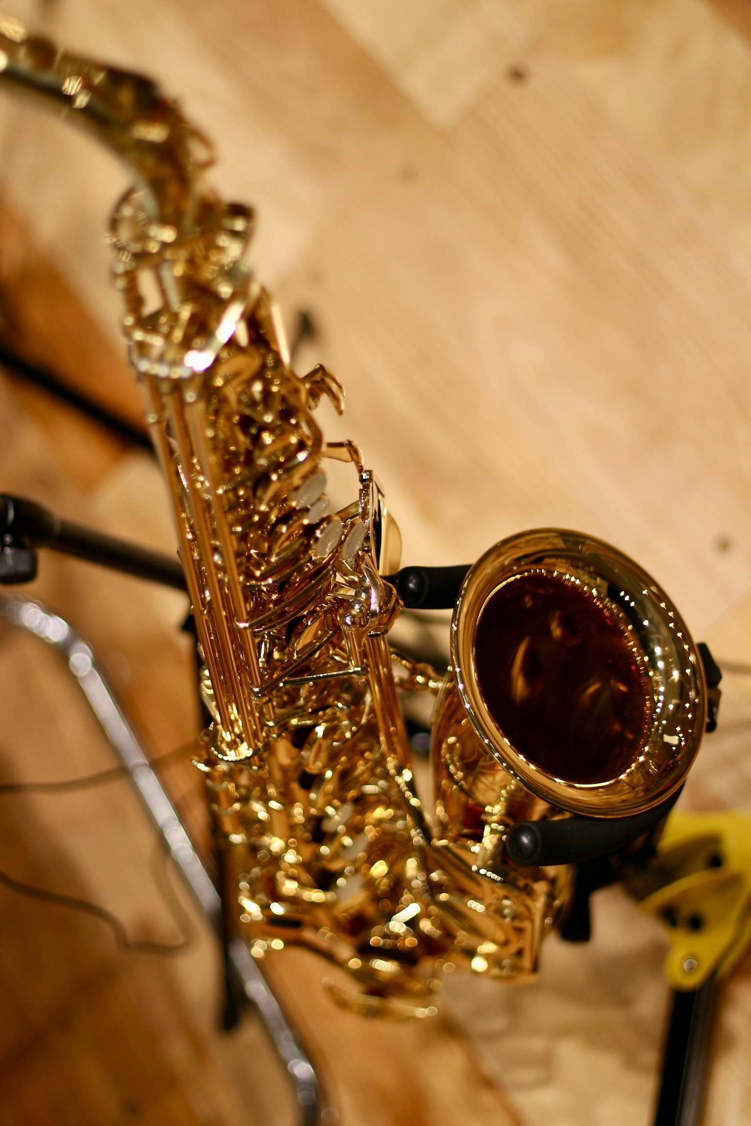 Cận cảnh saxophone vàng trên giá