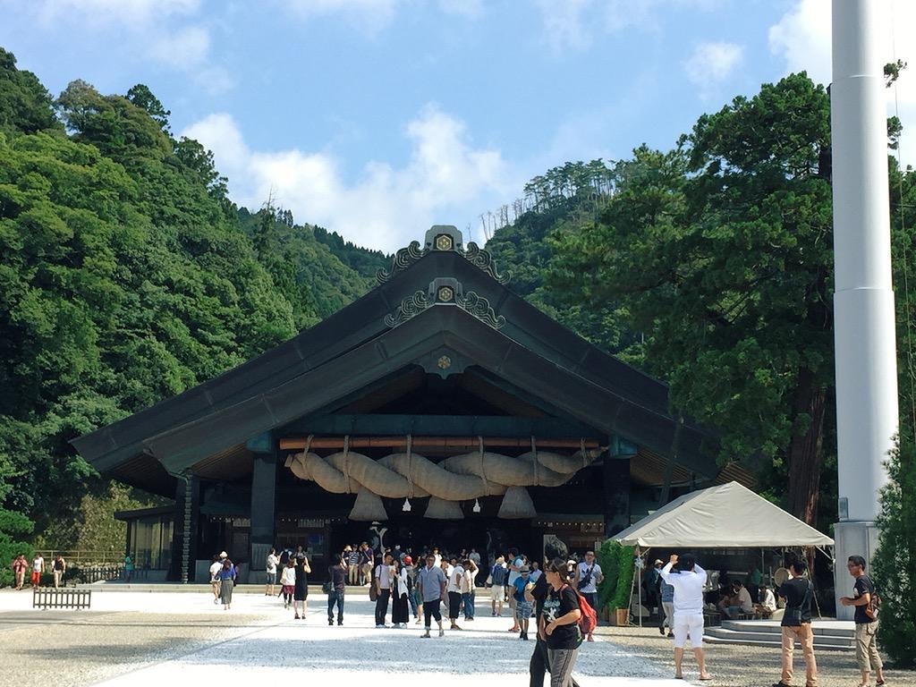 出雲大社の参道と社殿前の人々の行き交う風景