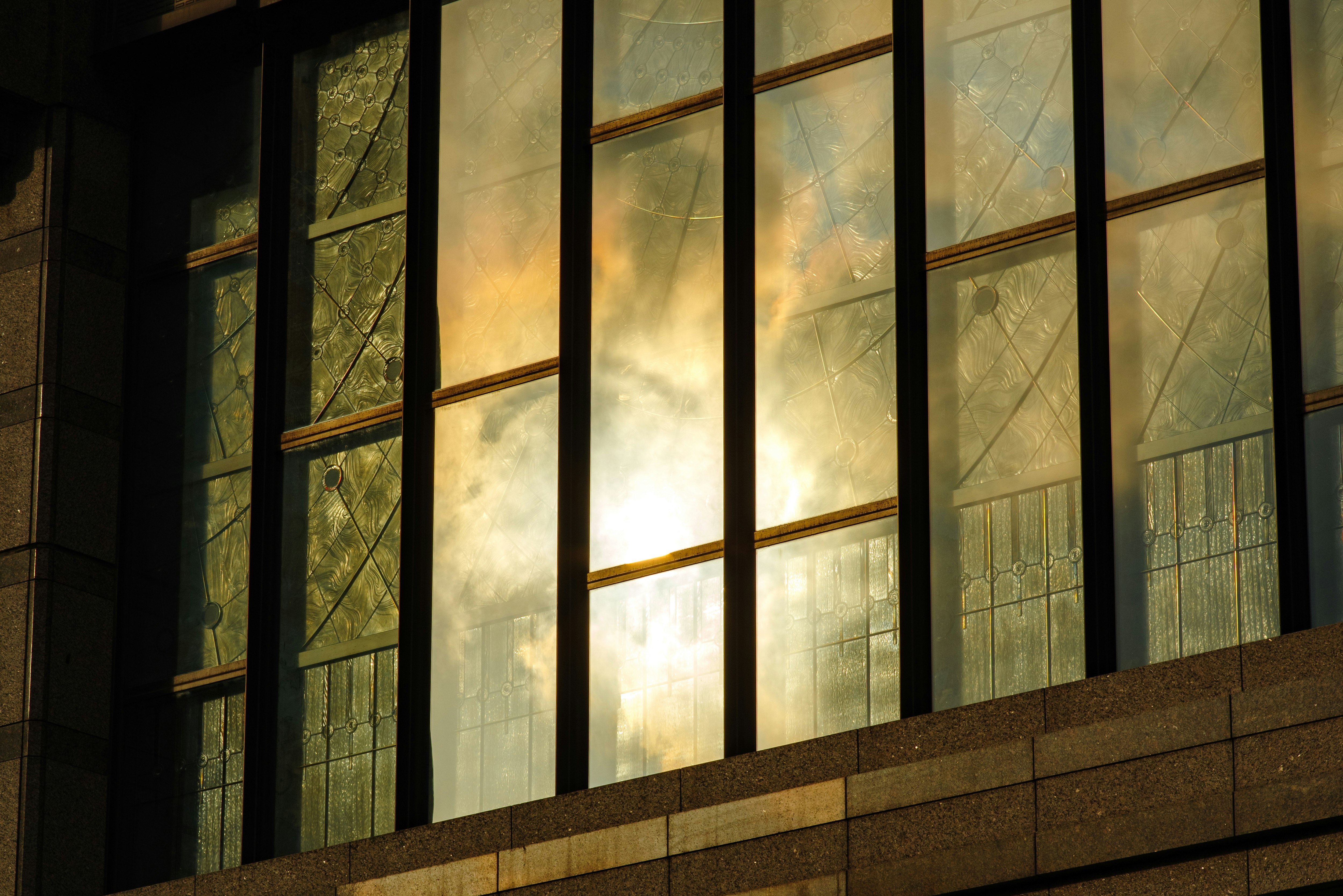 lumière du lever du soleil entrant par une fenêtre et reflets