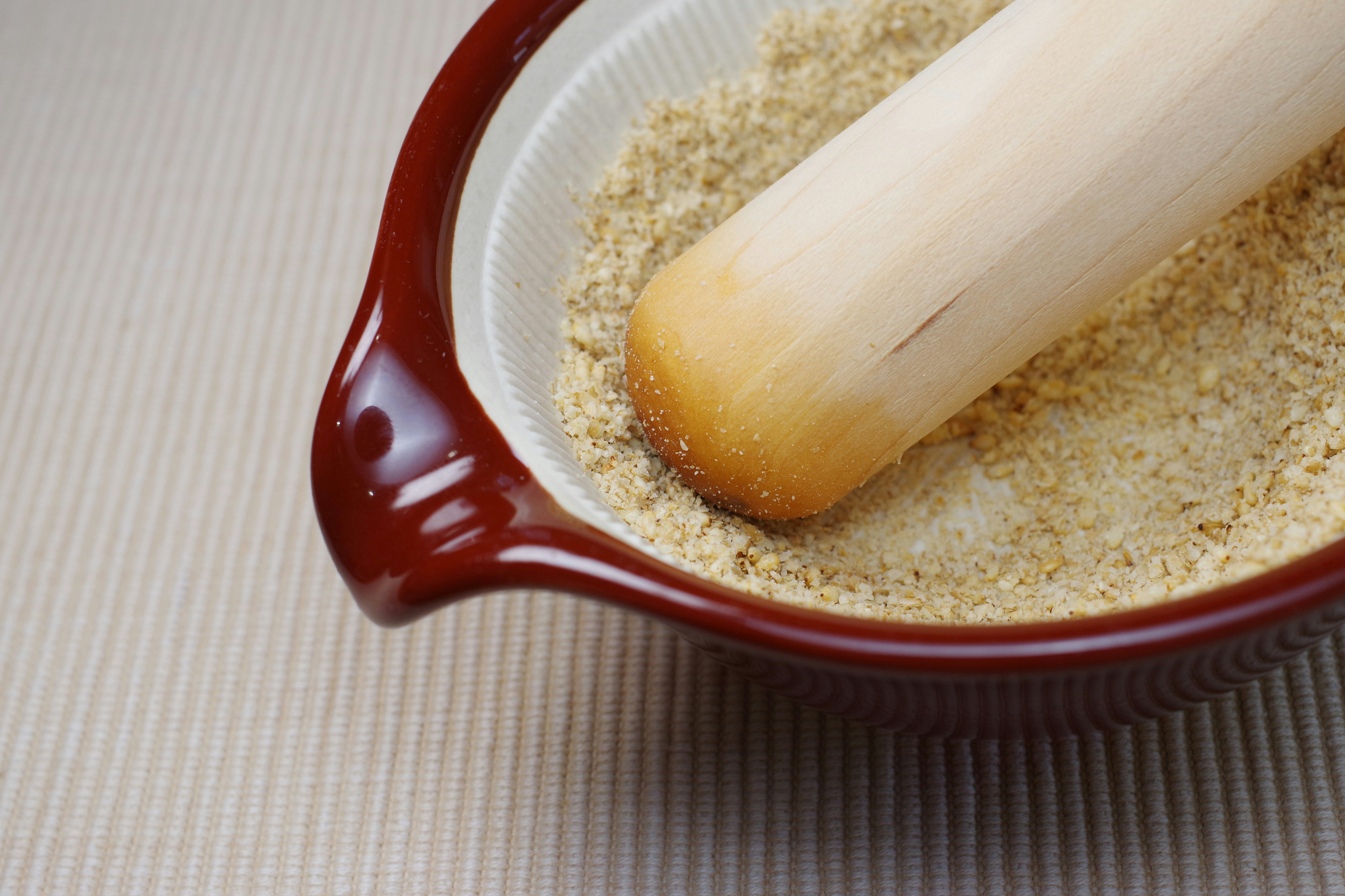 赤い小鉢に入ったチーズ風味のグラタン風ソースとパン