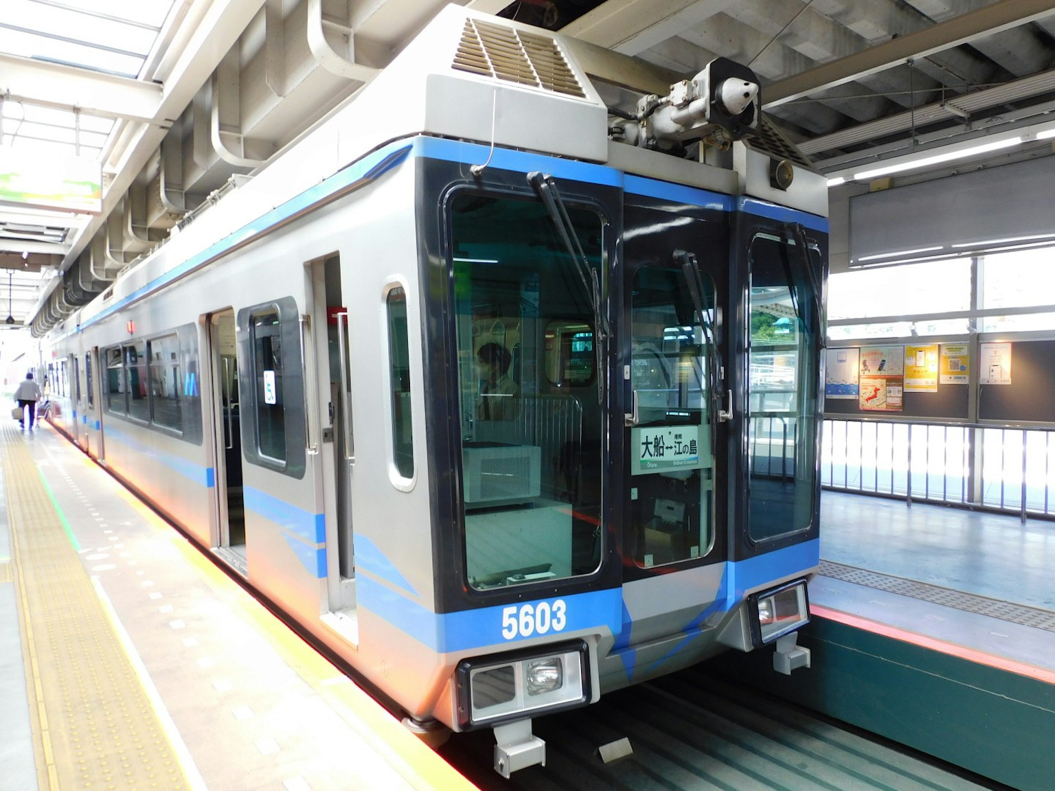 Tàu hiện đại có sọc xanh đỗ ở ga