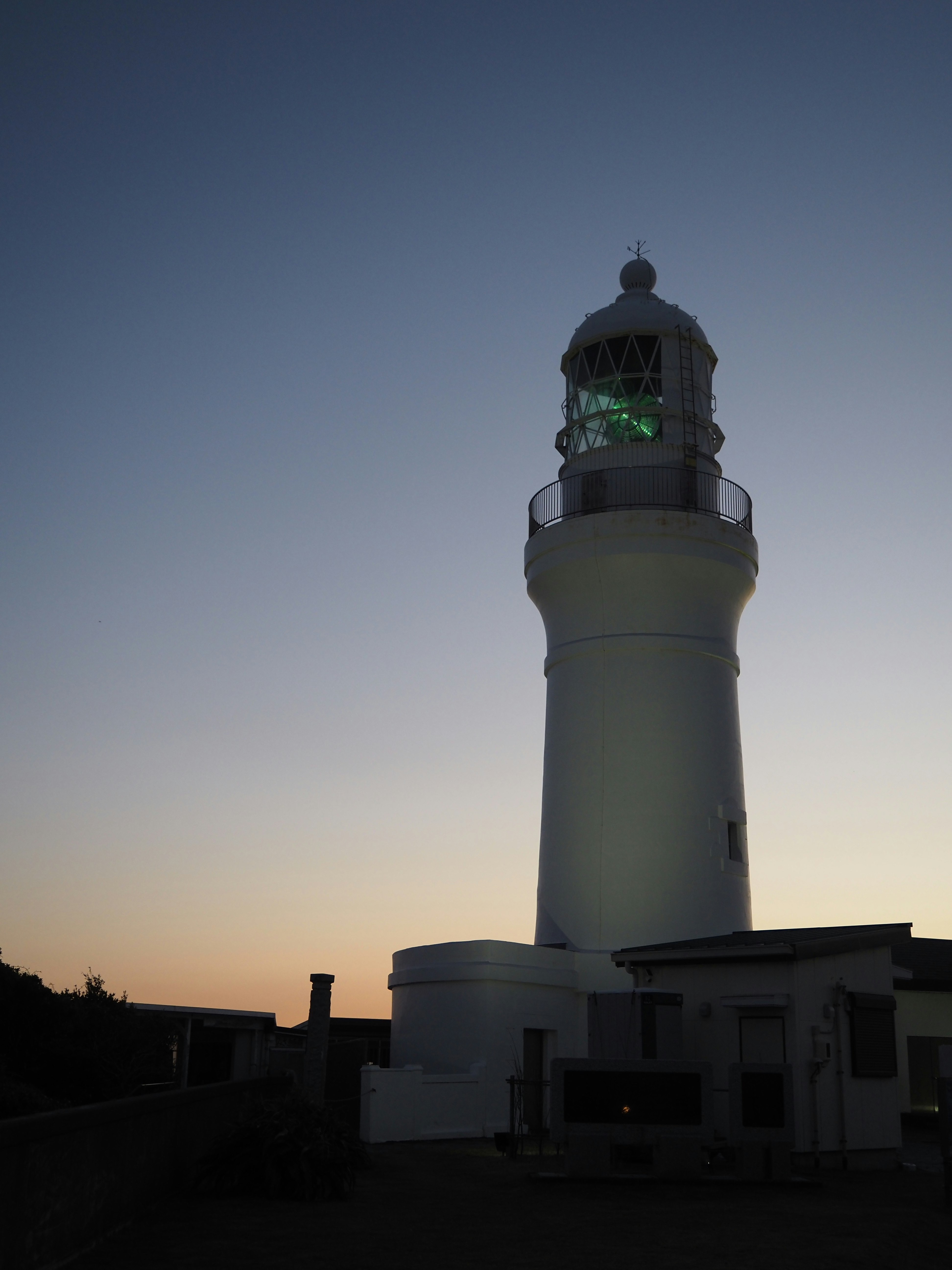 phare en silhouette au crépuscule sur le ciel