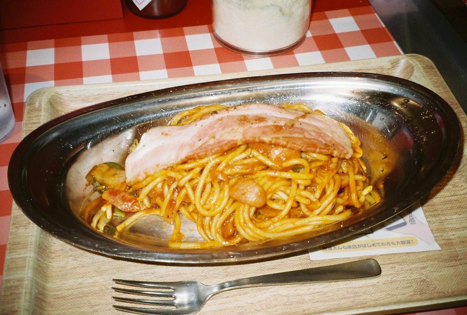 금속 쟁반에 담긴 스파게티와 고기
