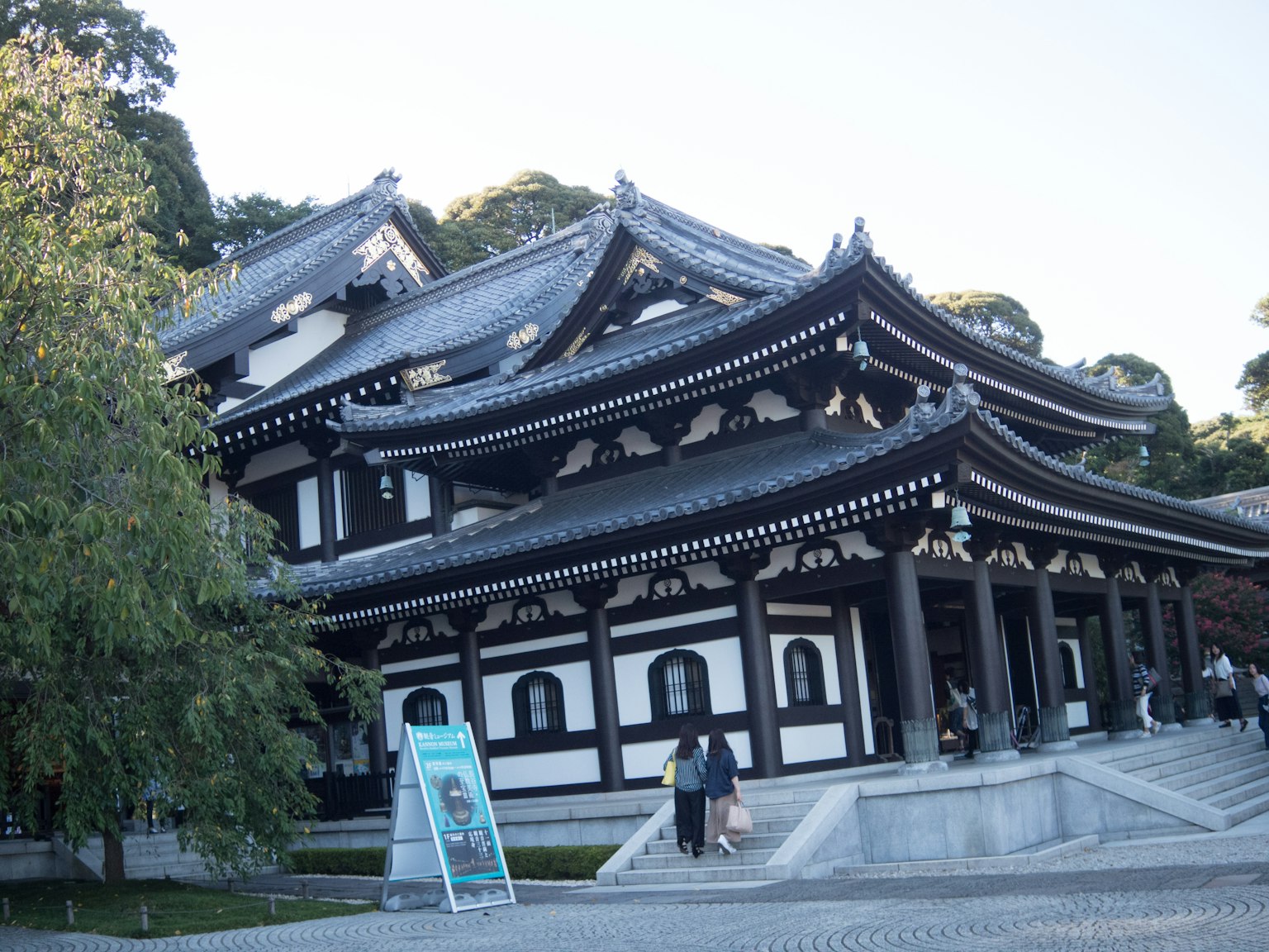 Extérieur d'un temple traditionnel avec une architecture noire et blanche