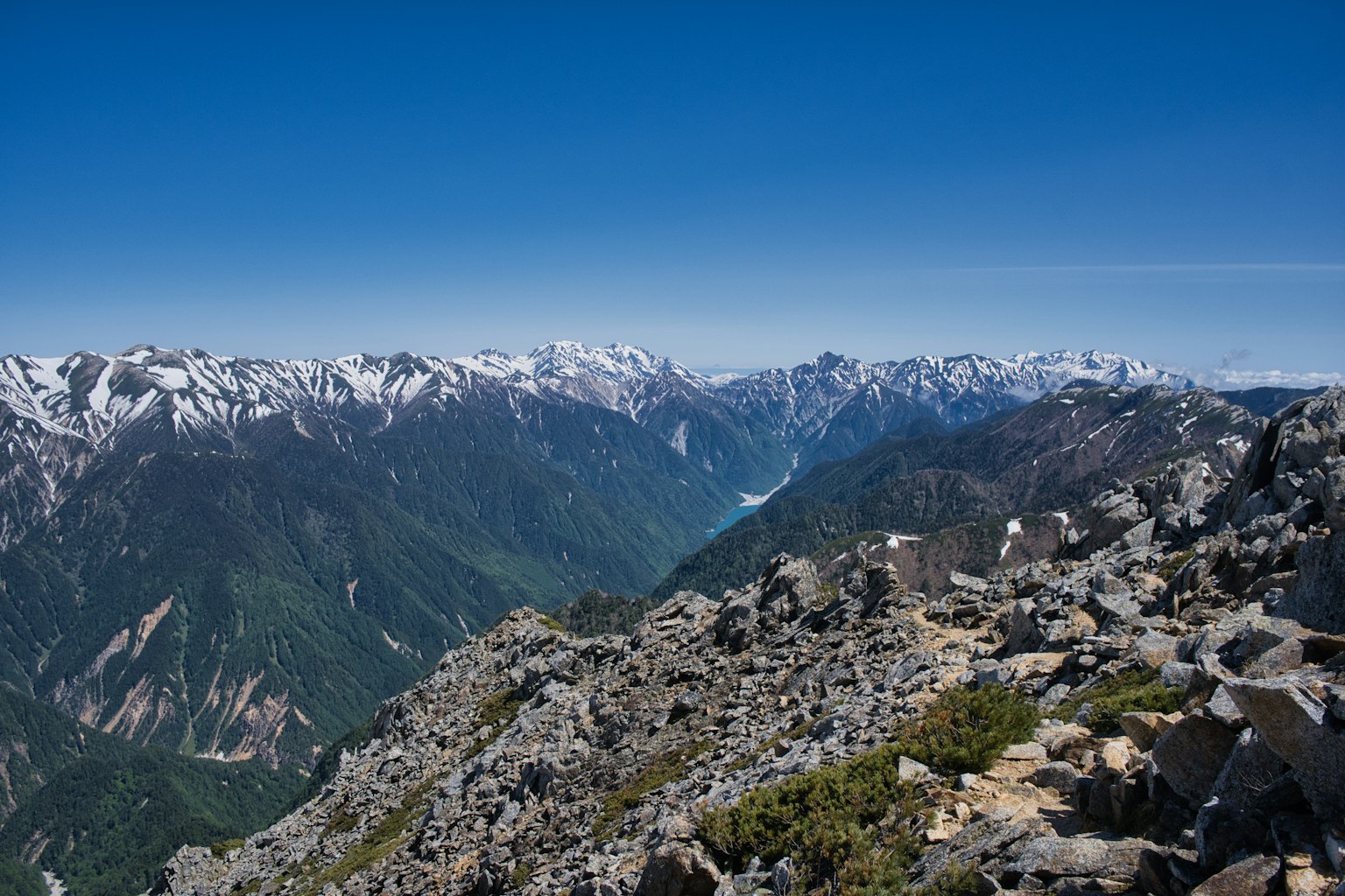 雪山与绿色山谷的风景