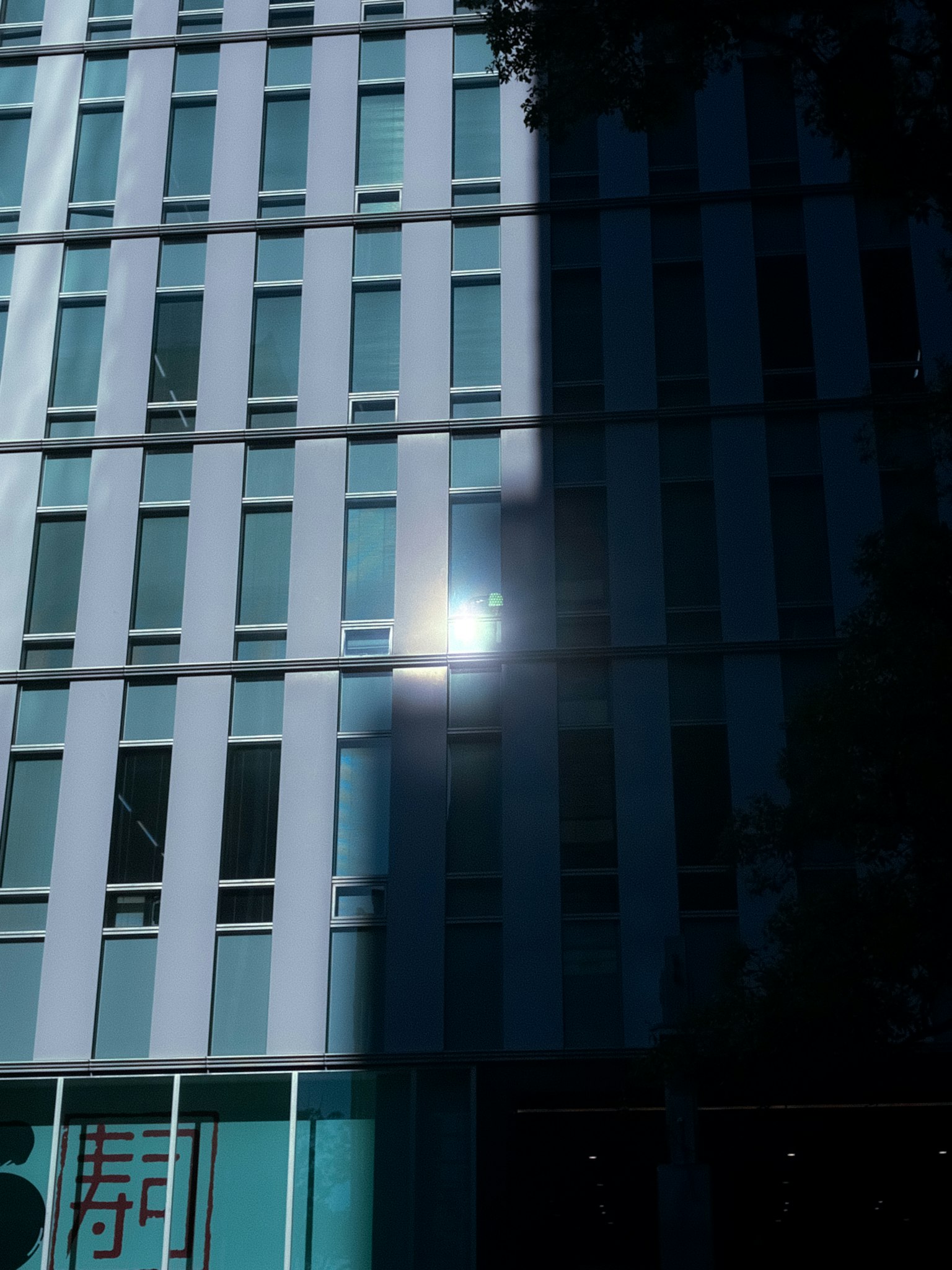 建筑外立面上的阳光反射与对比阴影