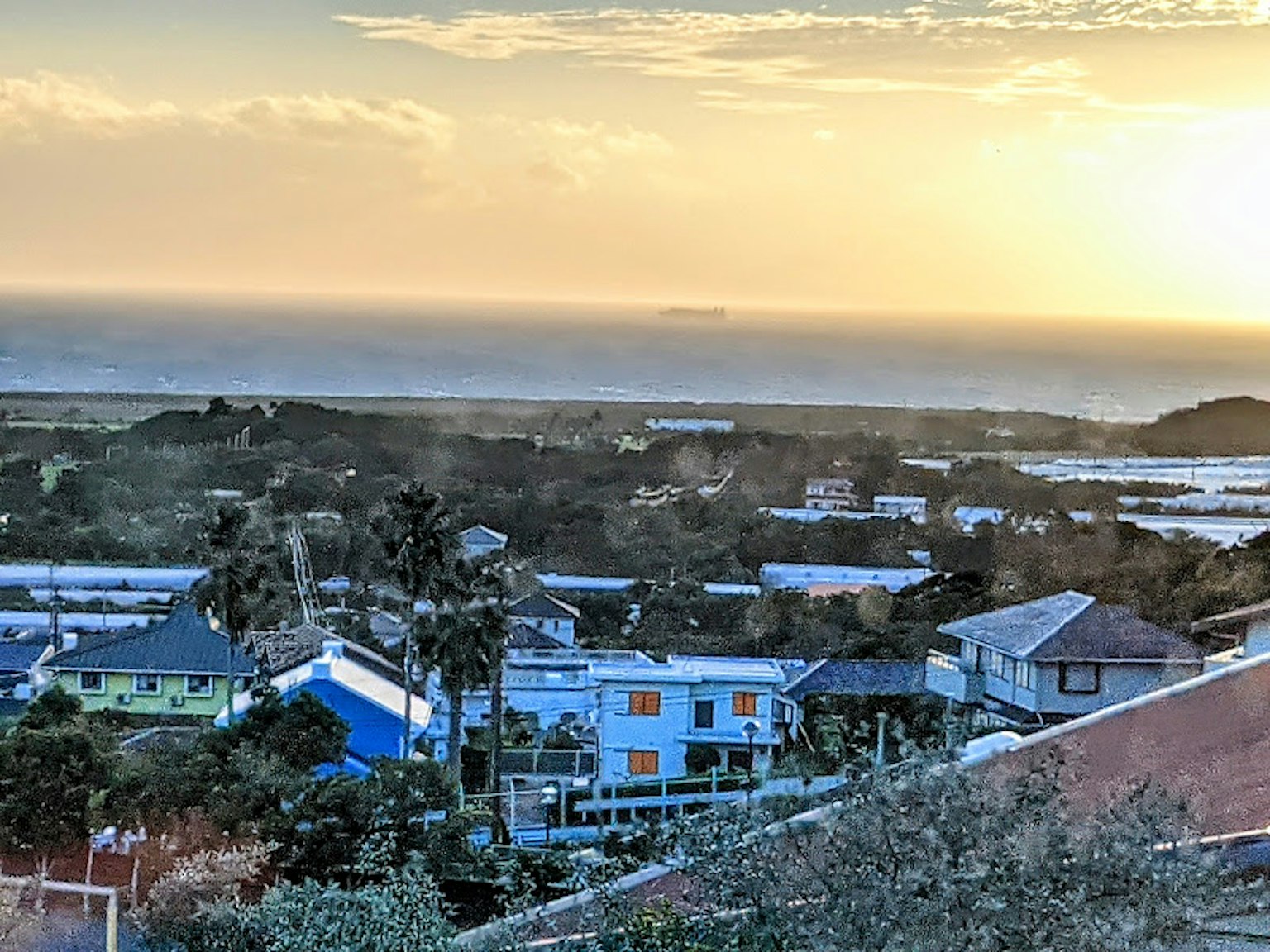 Vista del tramonto su un quartiere costiero con case colorate