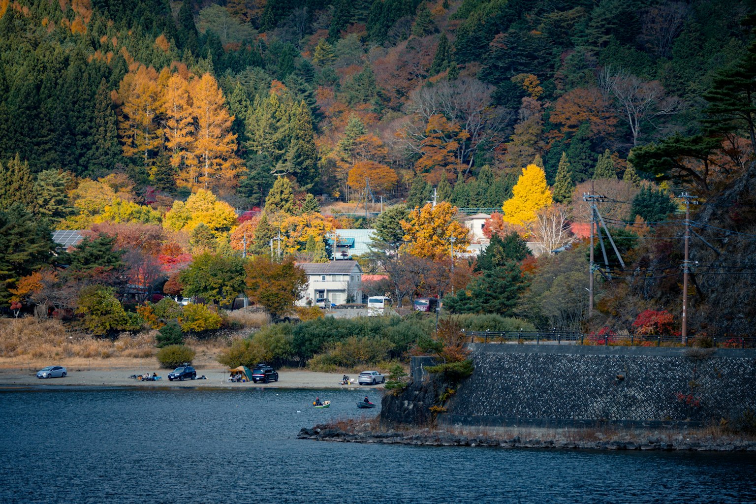 美しい秋の風景に囲まれた静かな湖畔の村の景色