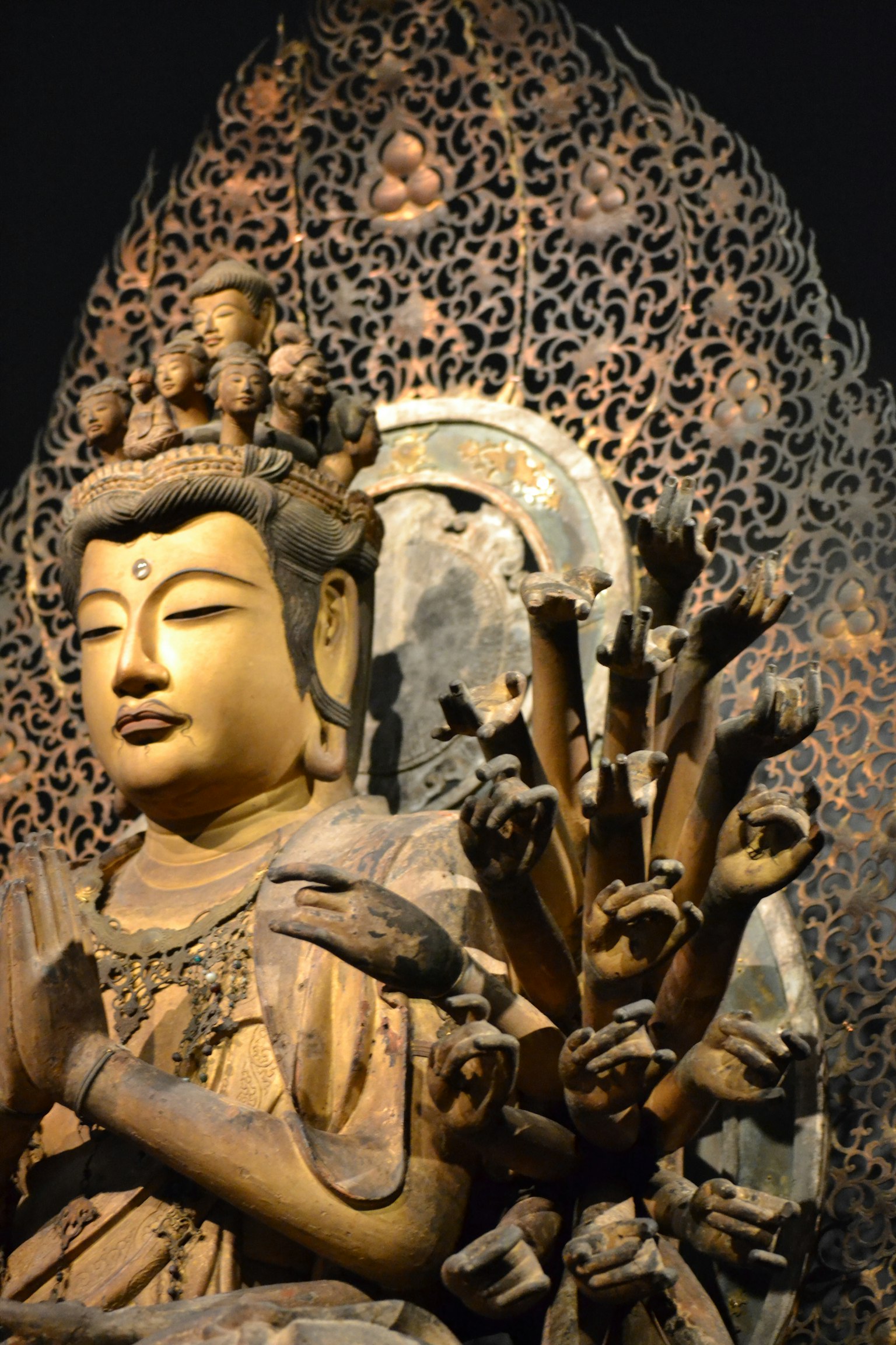 Patung Buddha emas dengan latar belakang rumit