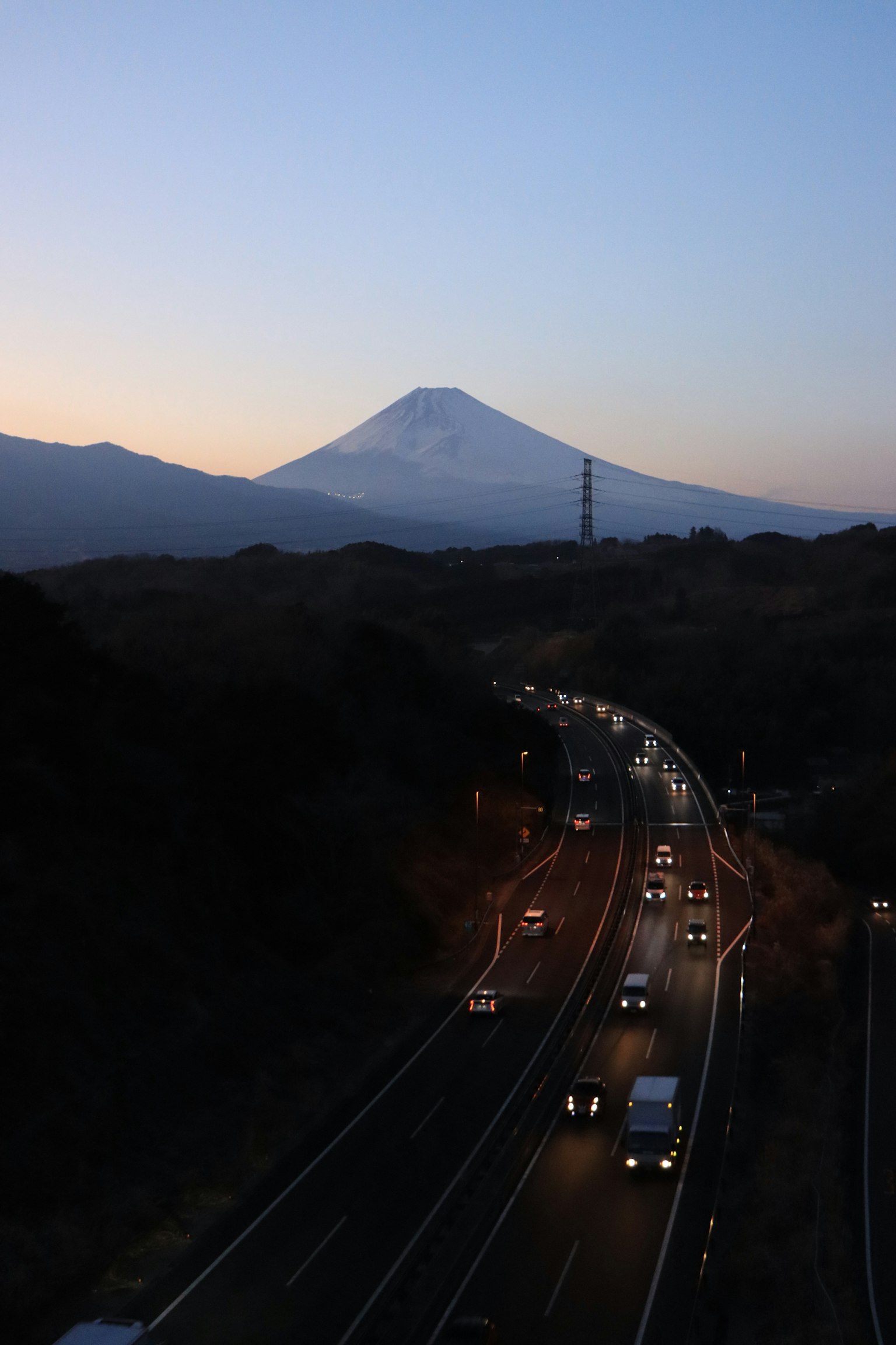 黃昏中的富士山和蜿蜒的道路