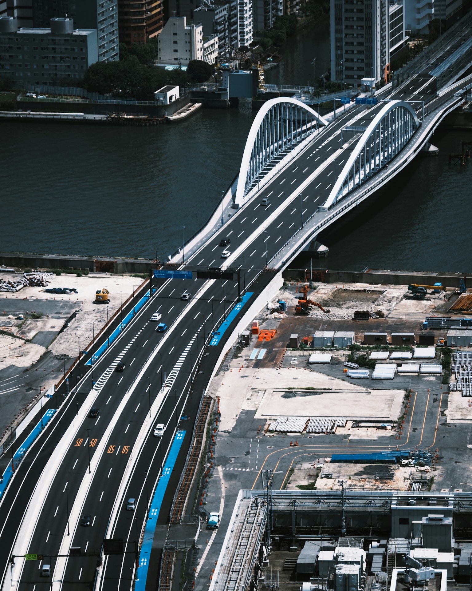 Desain jembatan futuristik di atas sungai dengan lingkungan perkotaan