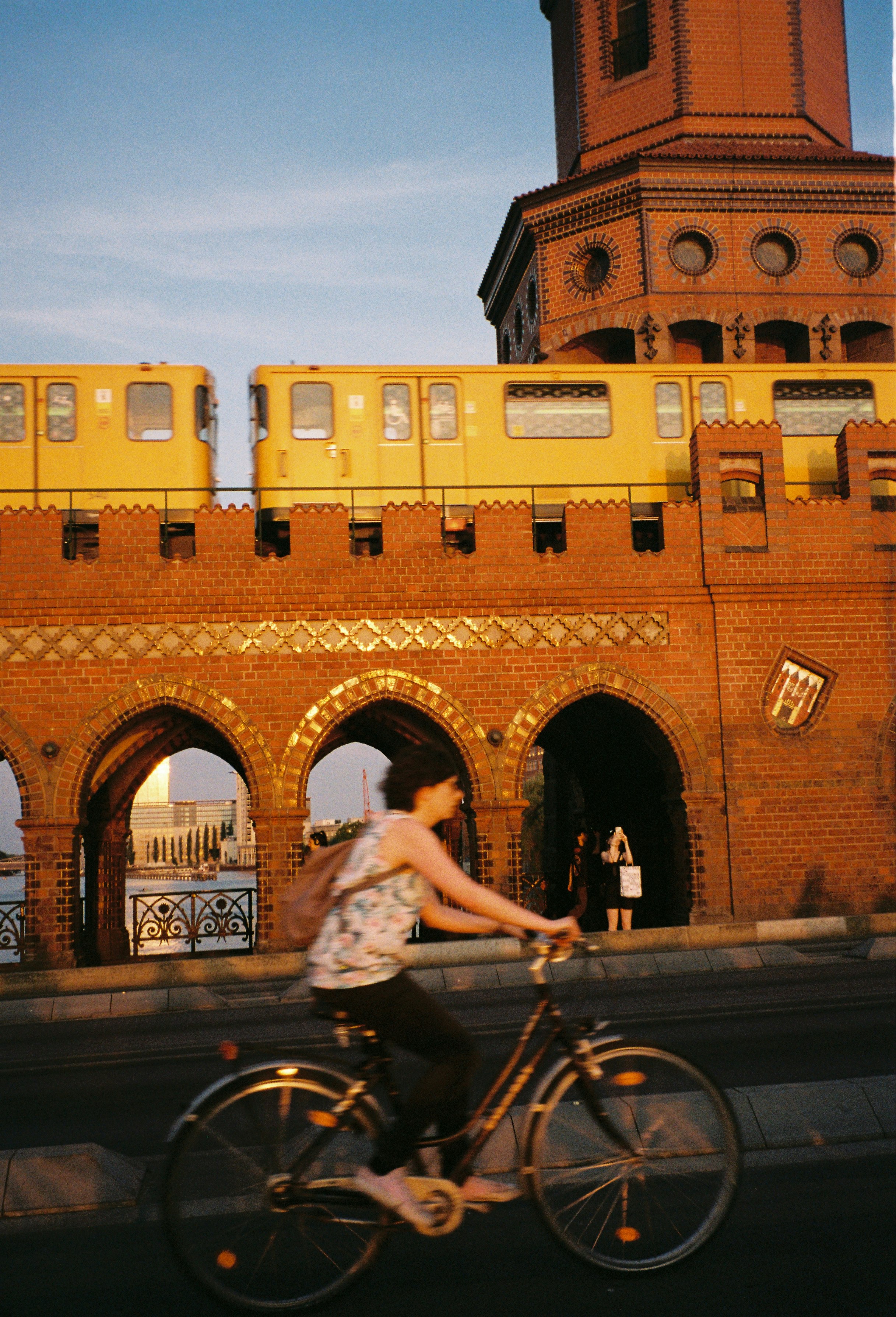 ベルリンのオーバーバウム橋を渡る自転車と夕景の列車