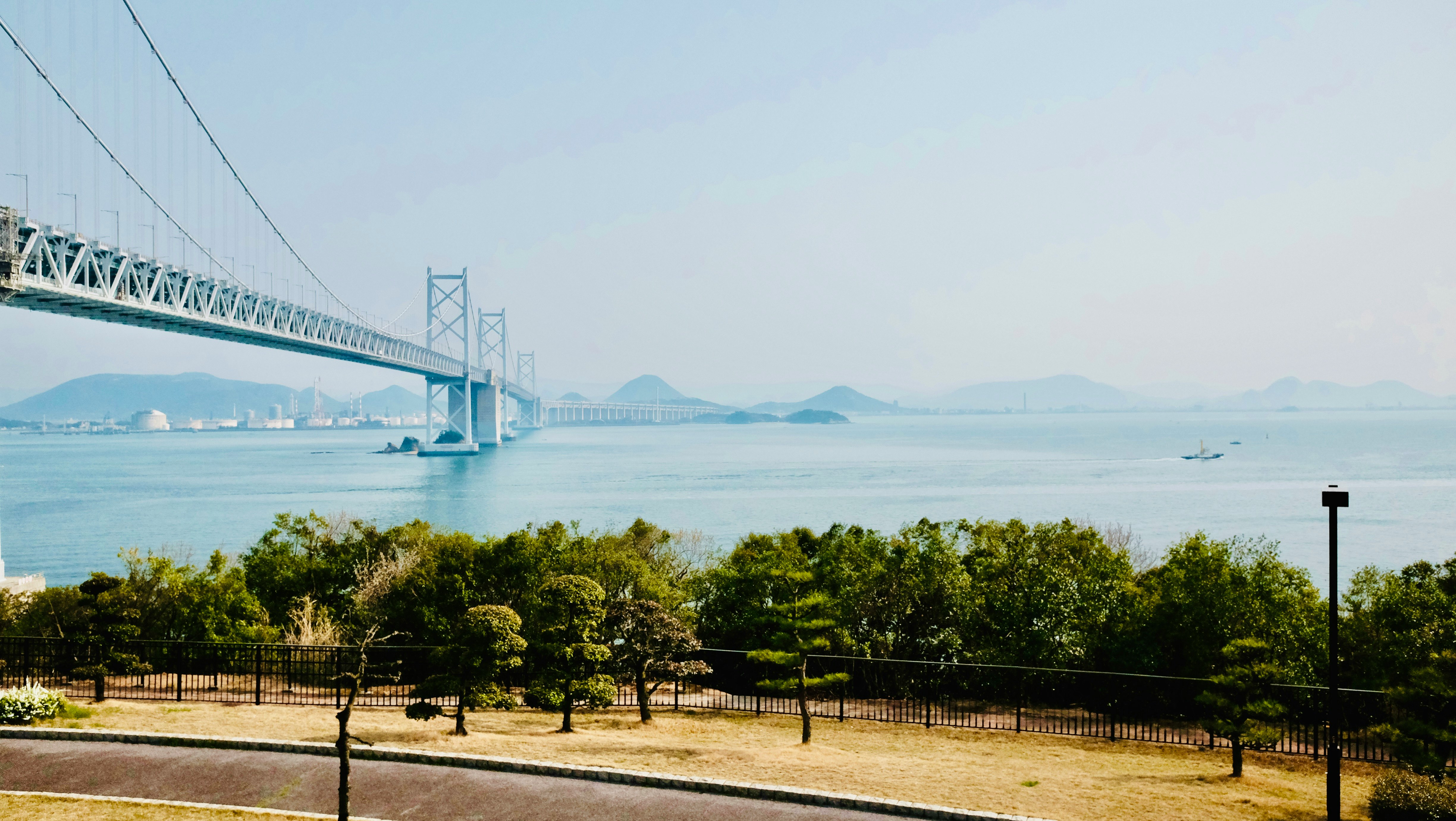 瀬戸大橋を望む海辺の公園と遊歩道の景色