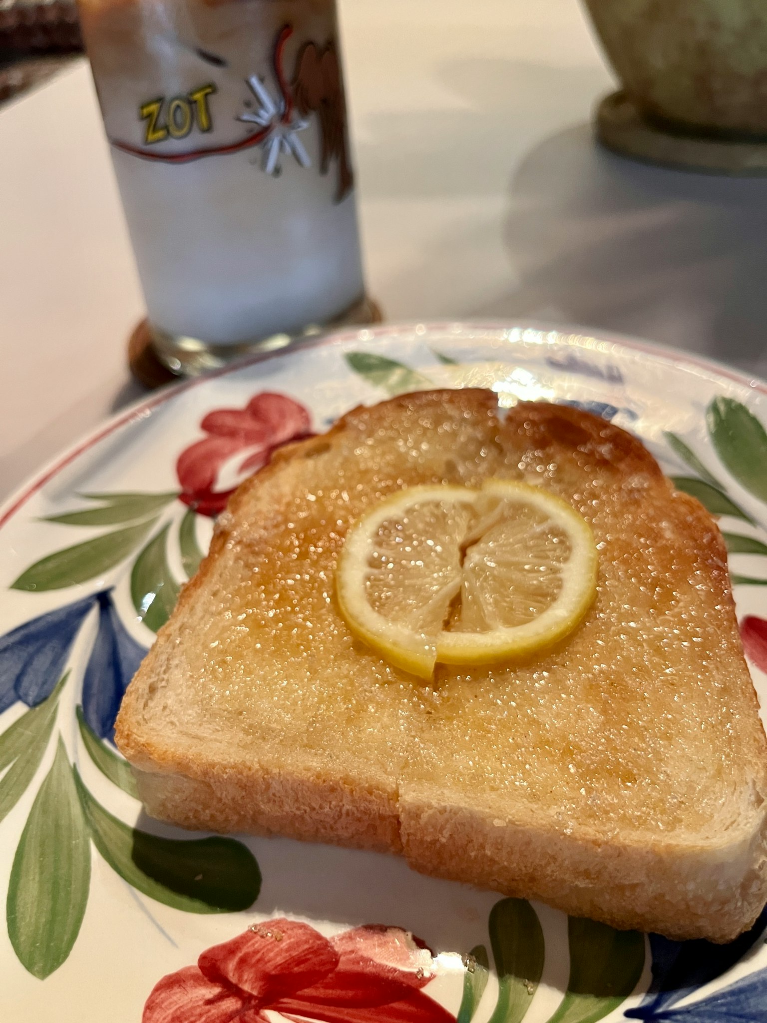 Toast guarnito con una fetta di limone e zucchero su un piatto colorato