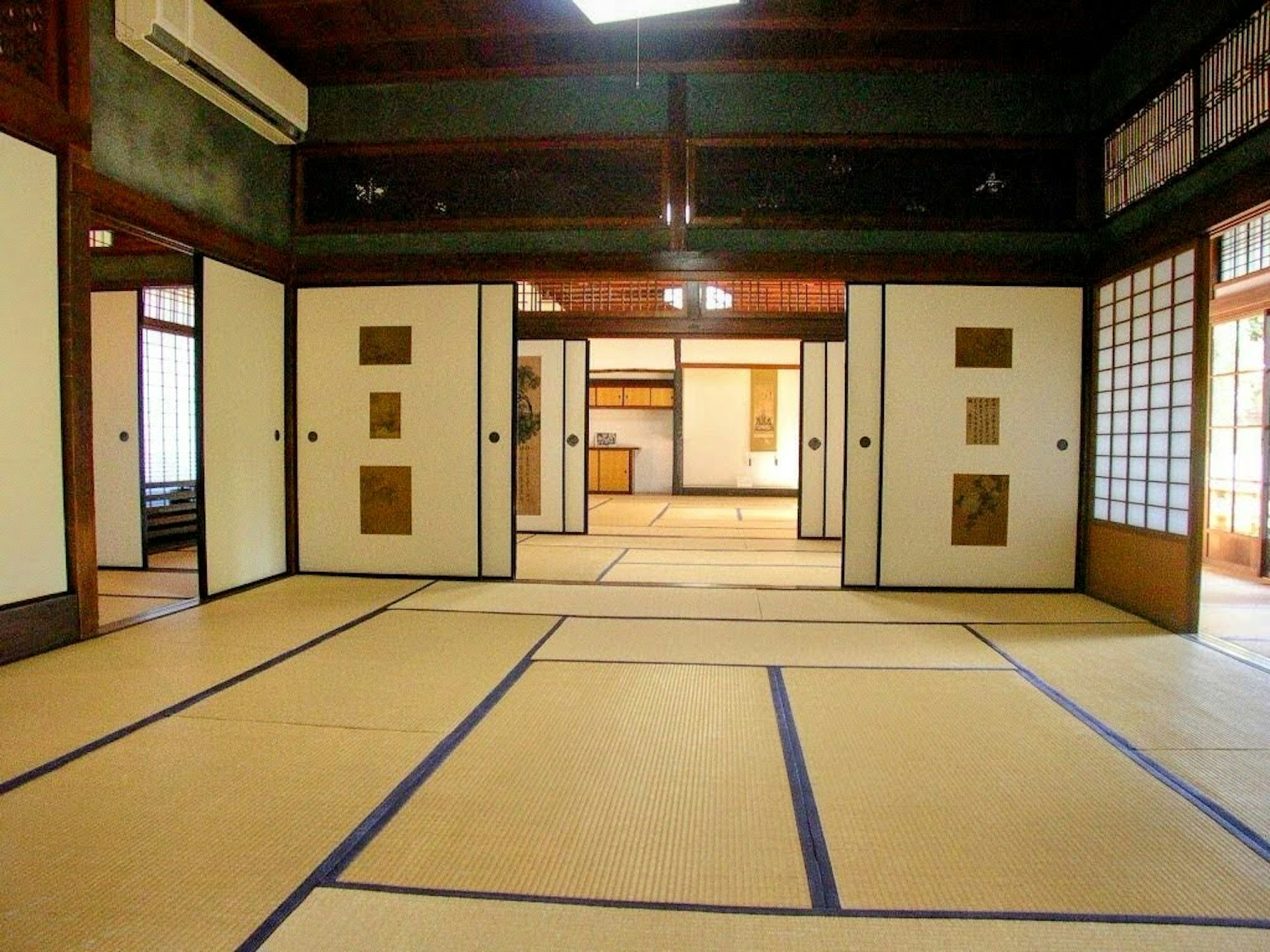 Interior ruangan Jepang tradisional dengan lantai tatami pintu geser dan balok kayu