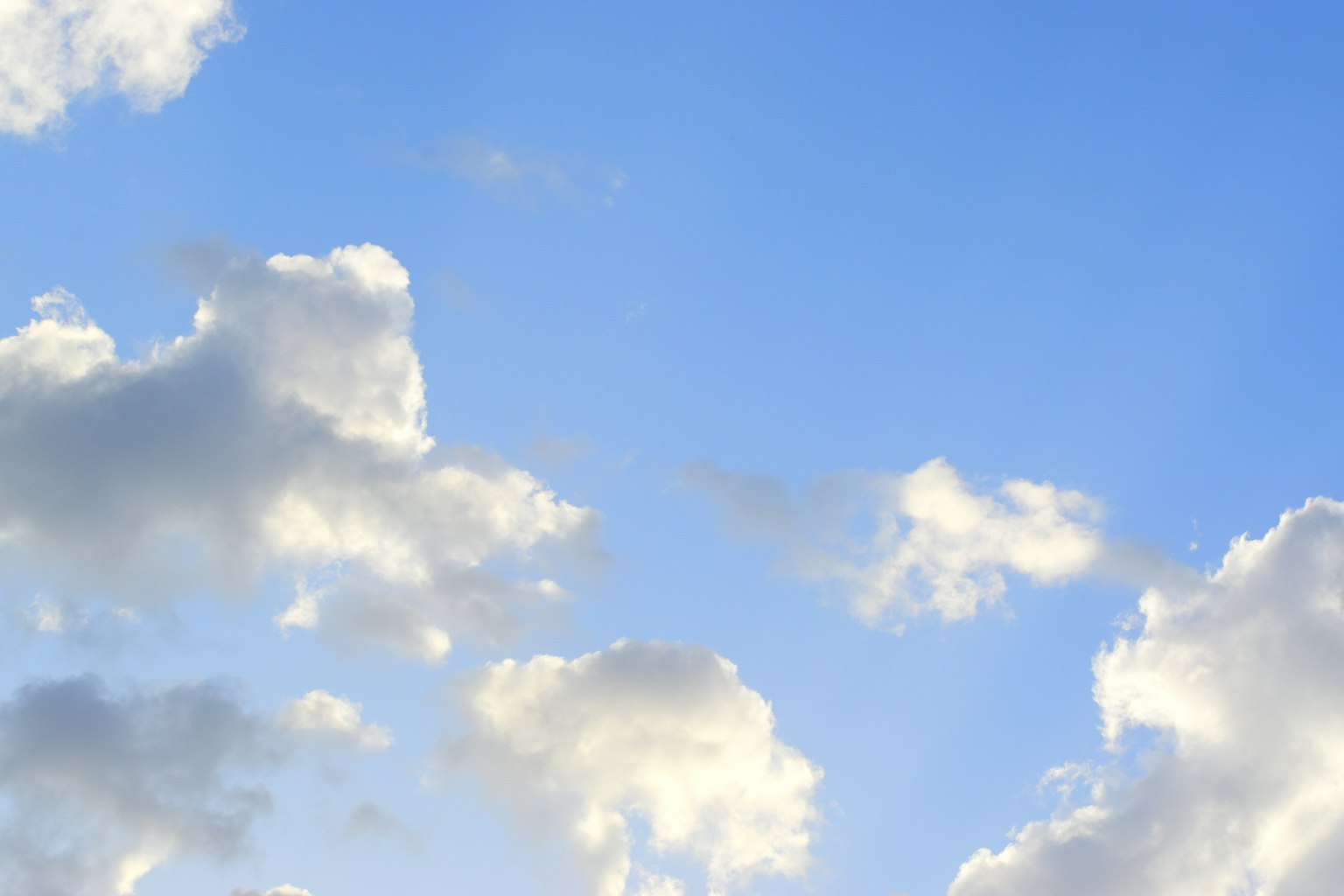 Cielo blu chiaro con nuvole bianche soffici