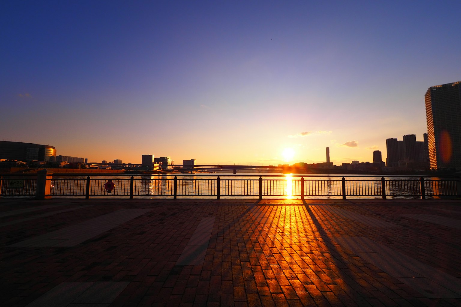 Magnifique coucher de soleil se reflétant sur l'eau