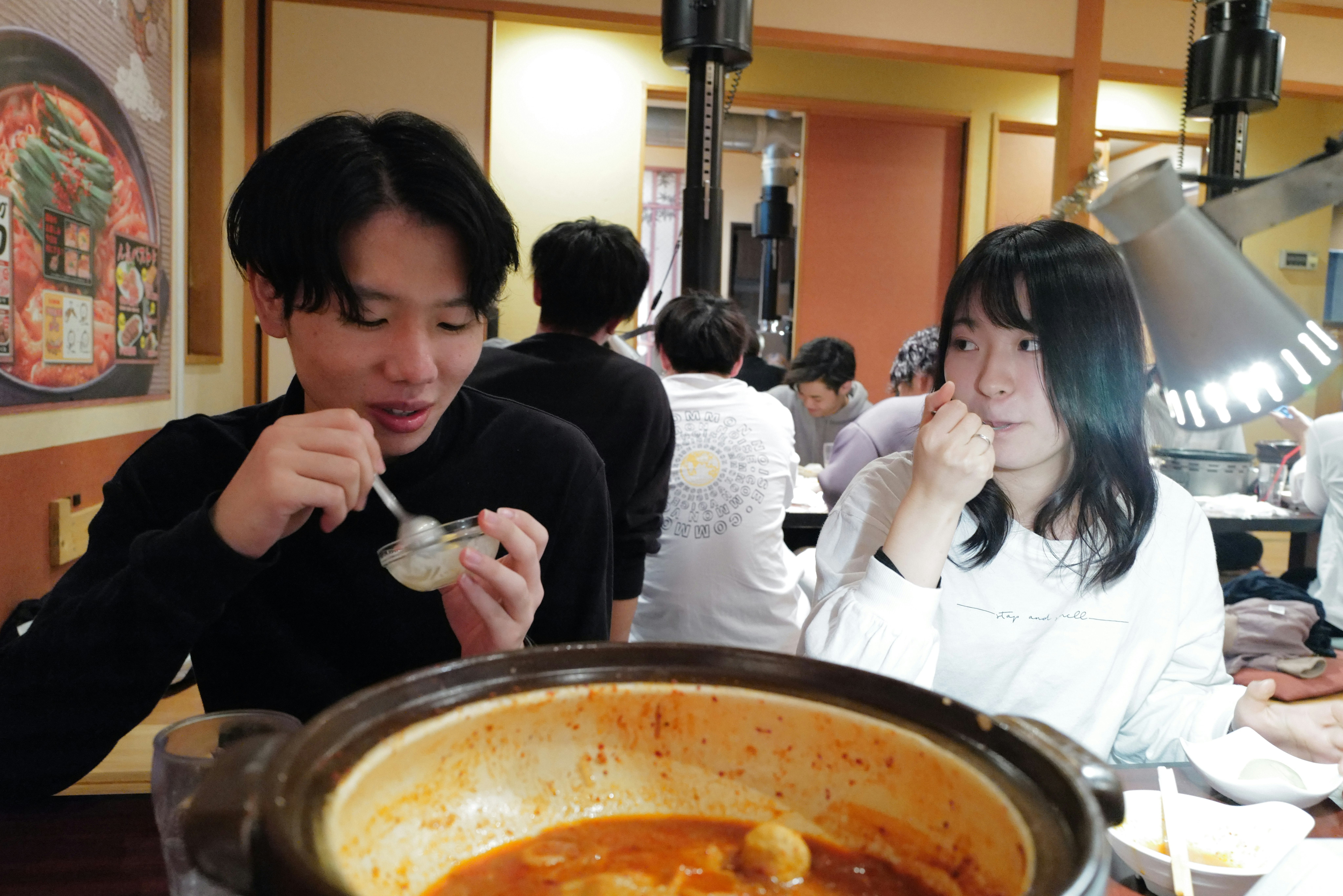 餐廳裡兩位女性用餐