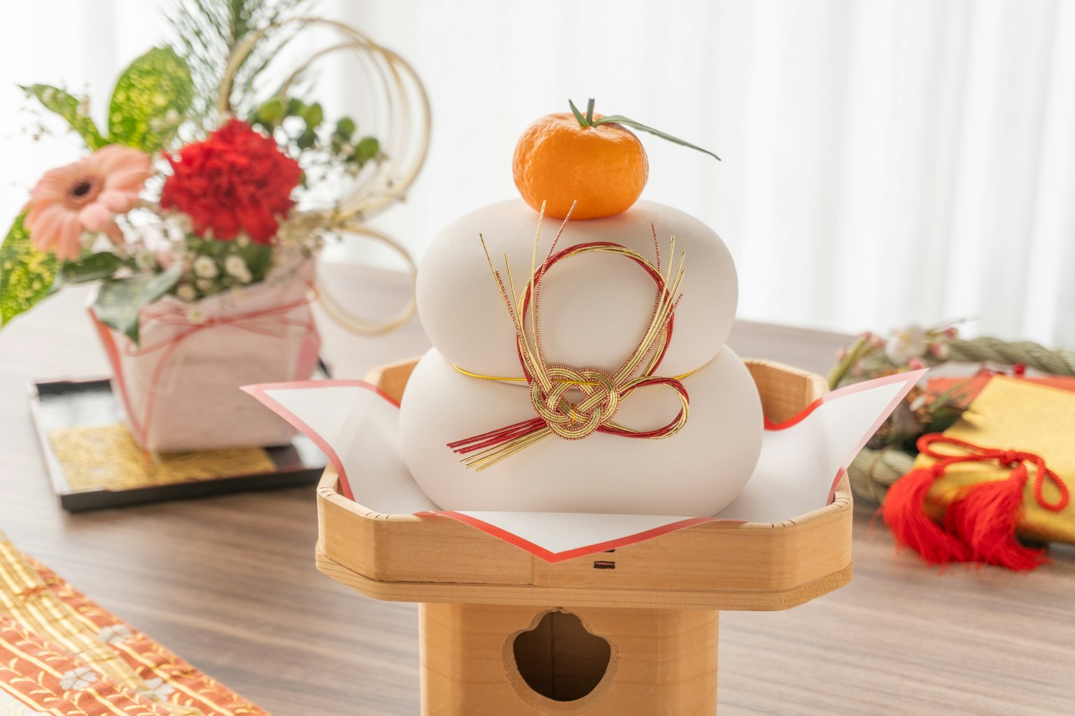 Traditionelle Kagami Mochi Dekoration mit einer Mandarine oben