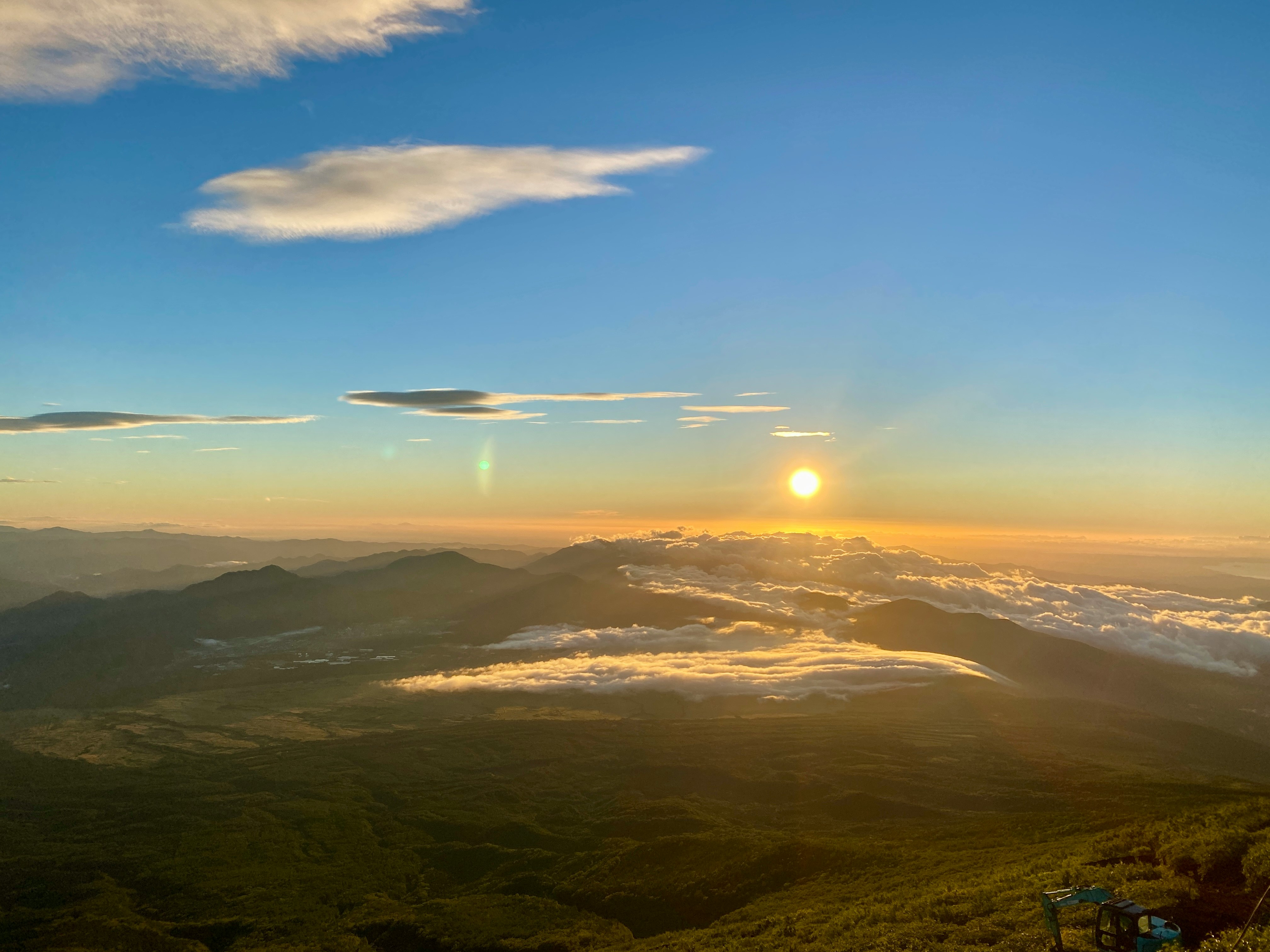 夕阳下的山脊与云海景象