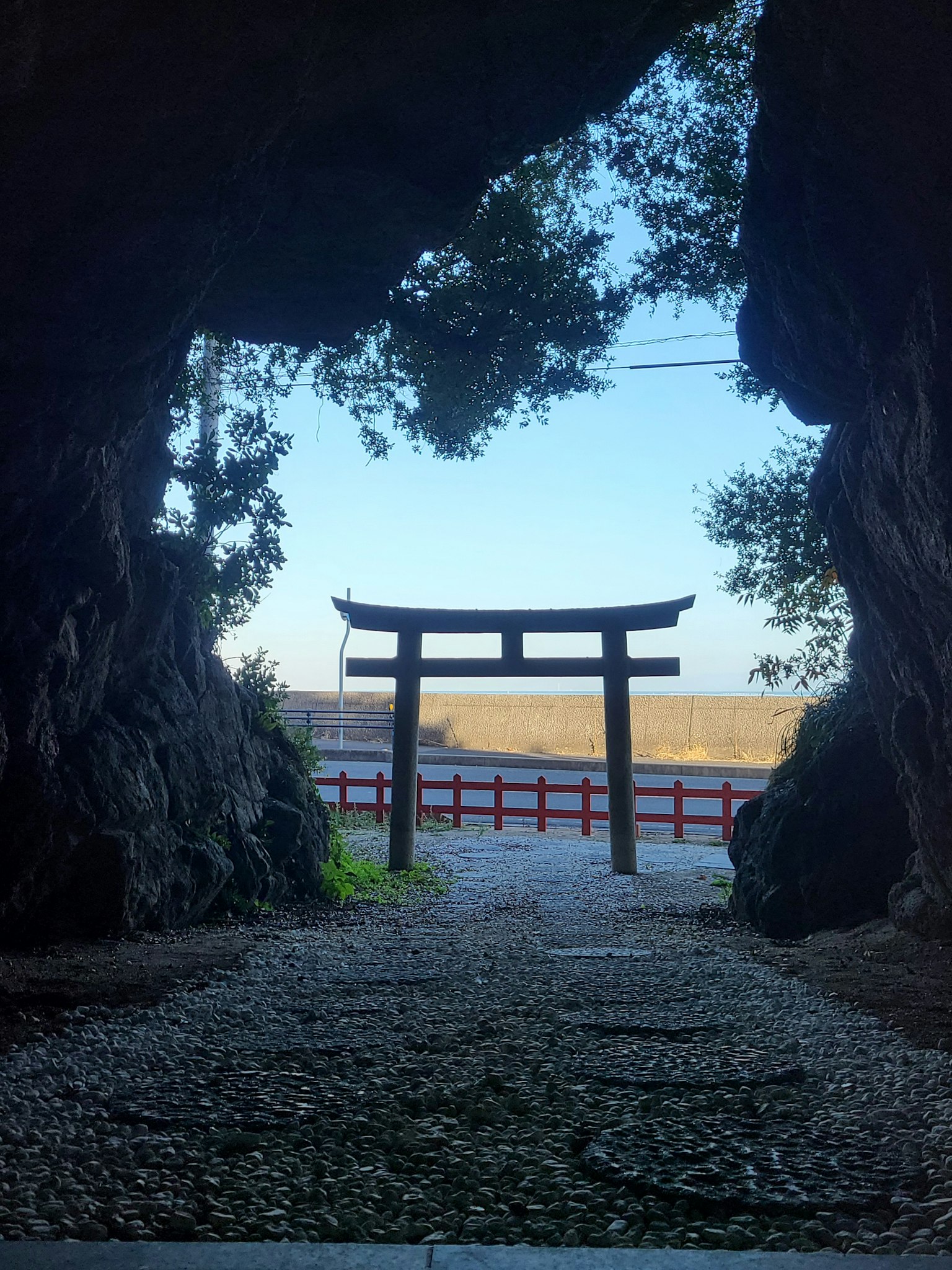 洞穴开口处的鸟居景观