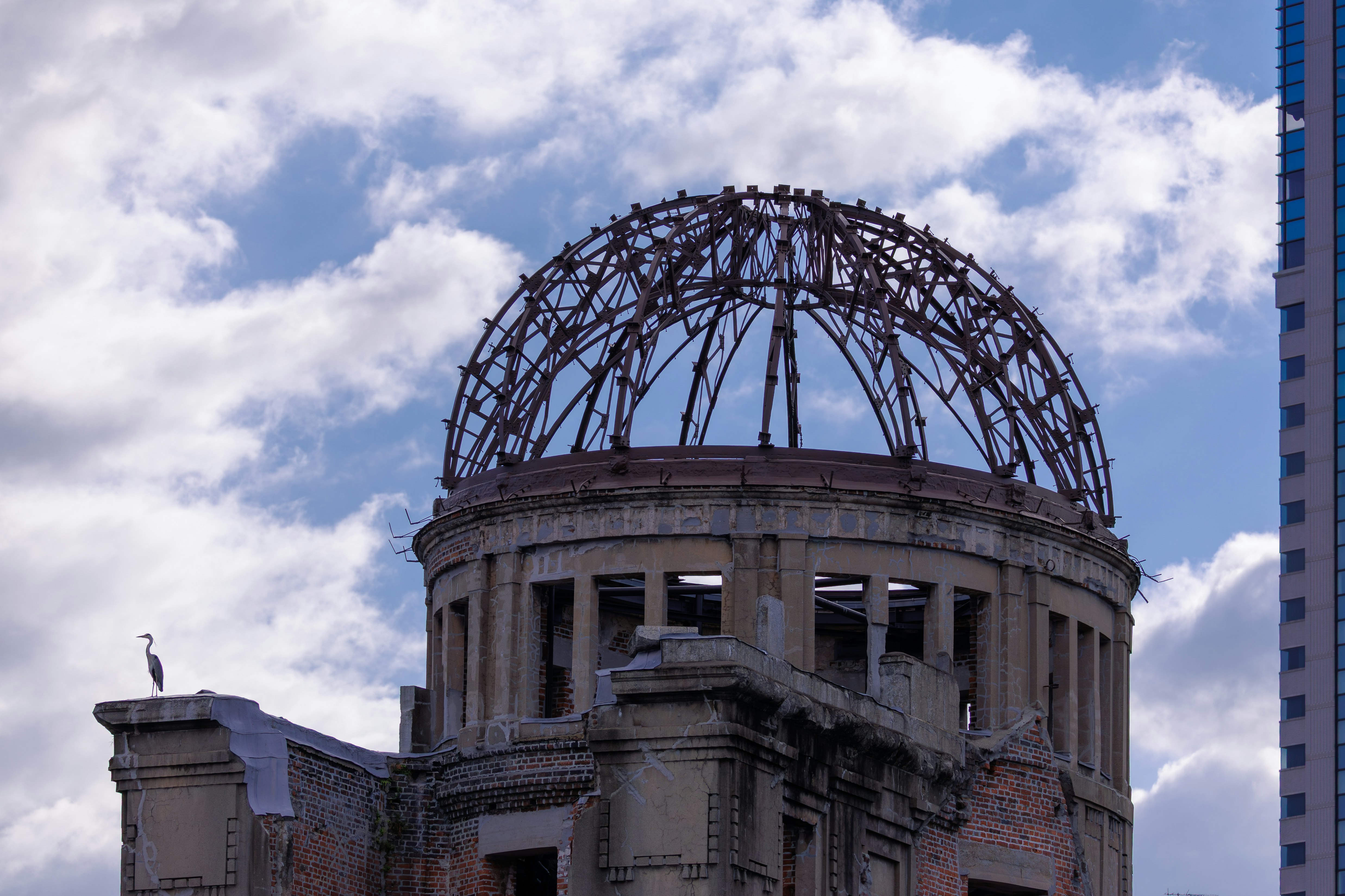空に向かってそびえるドーム状の建物とアーチ状の構造物