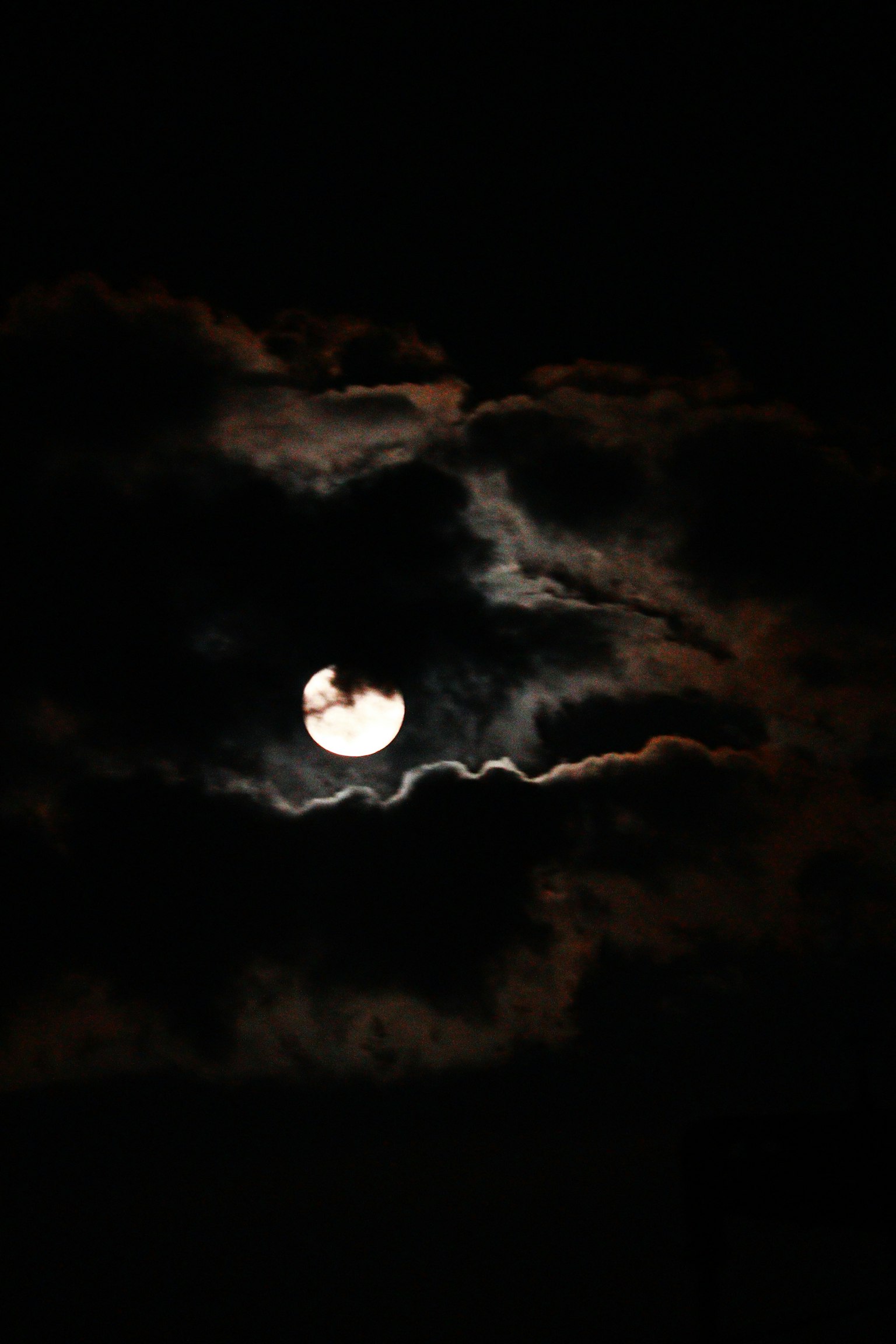 夜空中月亮透过云层可见