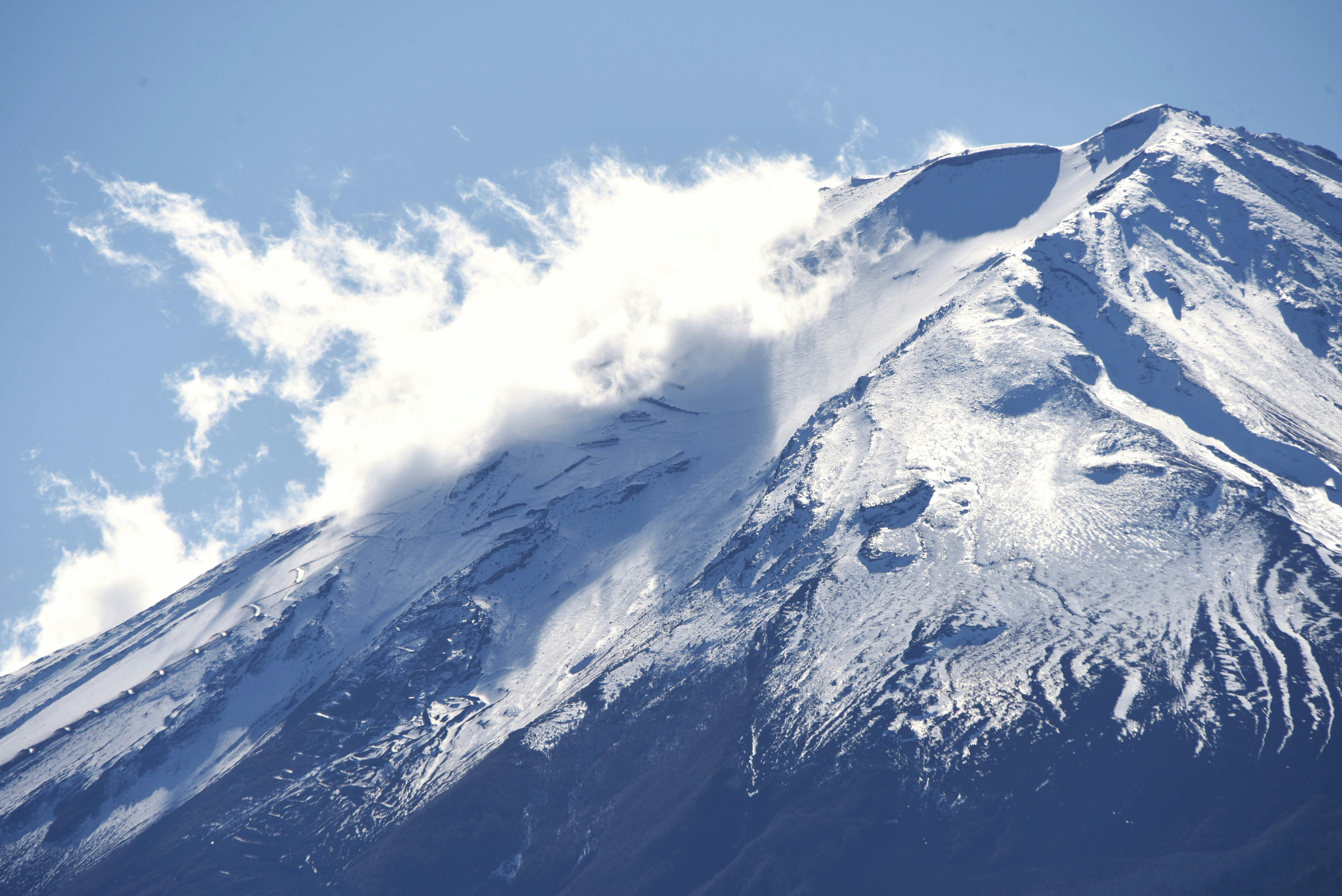 富士山を望む雪の山並み