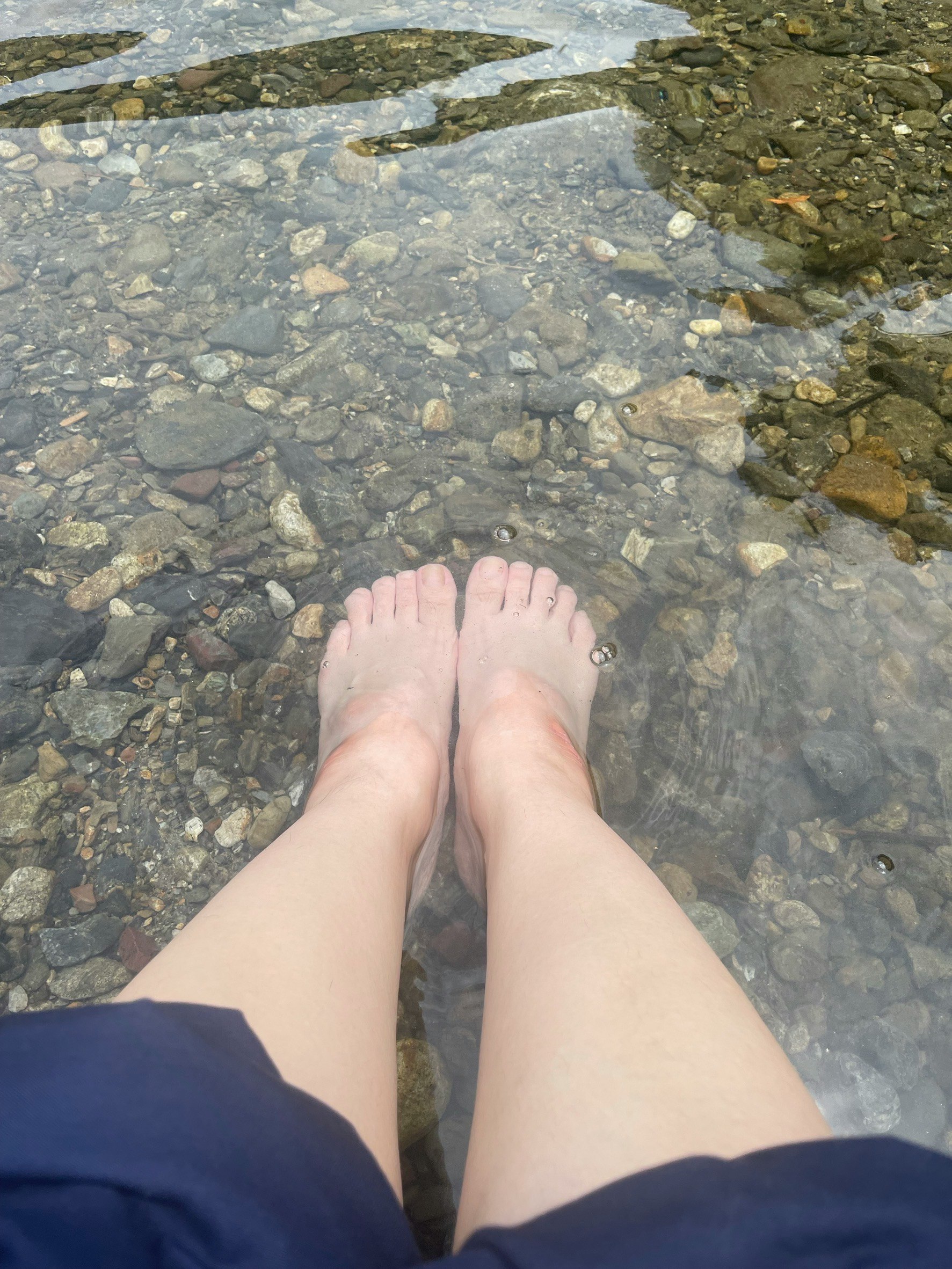 川の浅瀬に足を浸す冷たい感触の水辺