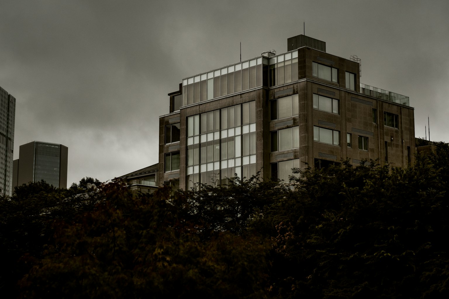 Bâtiment moderne dans un paysage urbain sous des nuages sombres