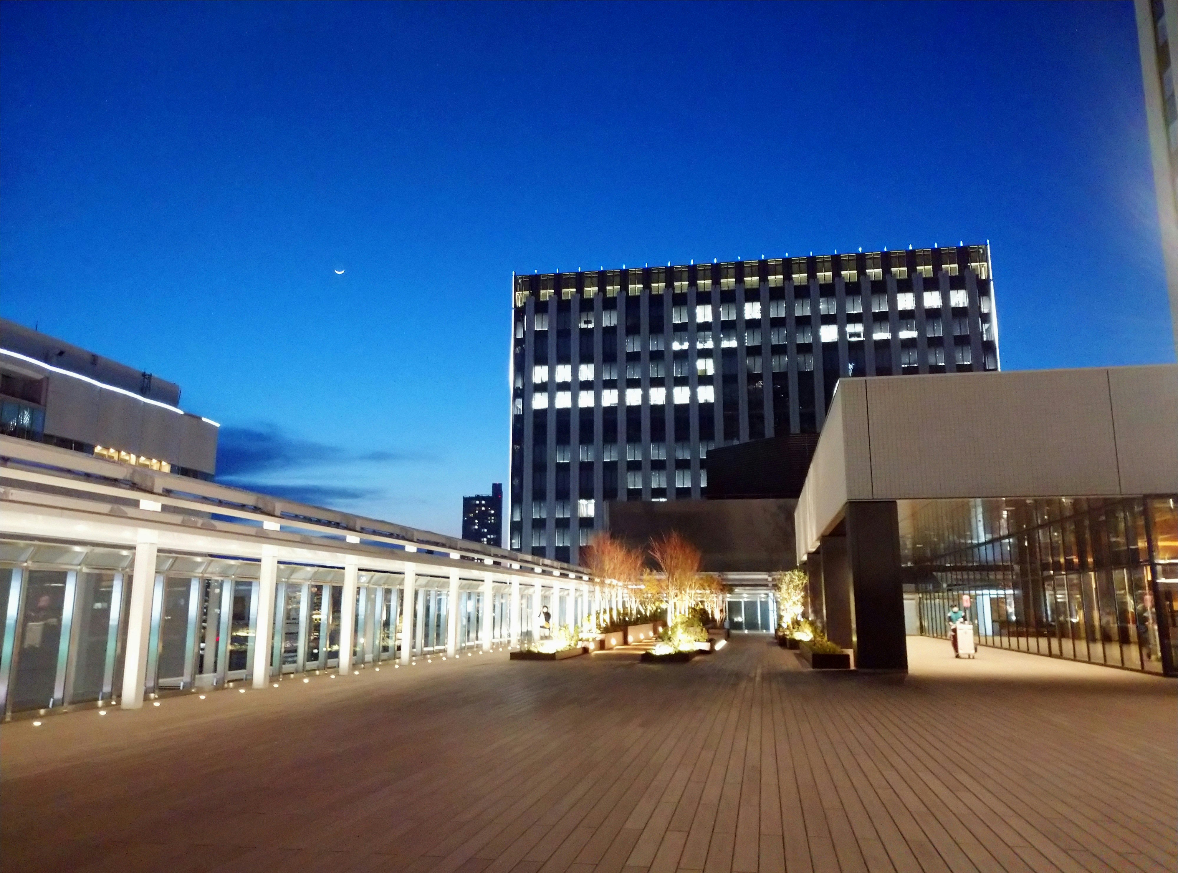 屋上から見渡す夕暮れの街並みと建物の回廊