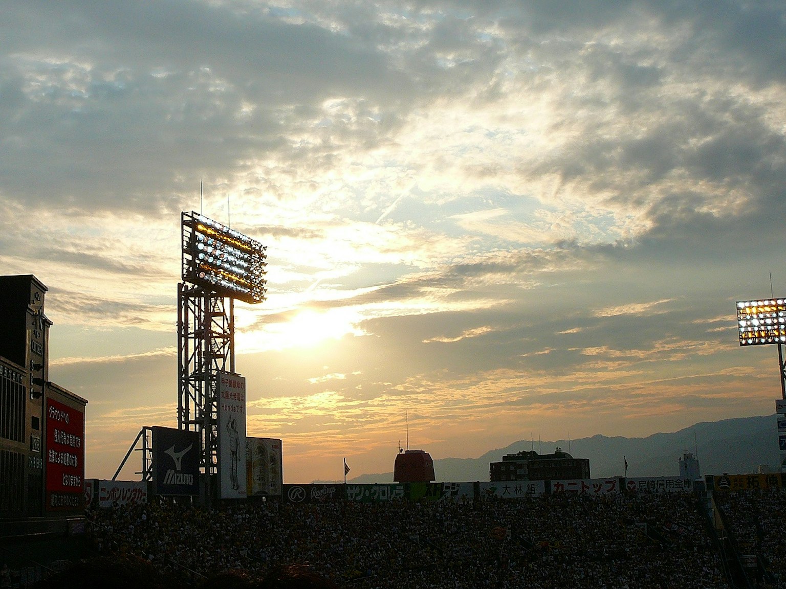 Paysage de stade au coucher du soleil avec des projecteurs lumineux